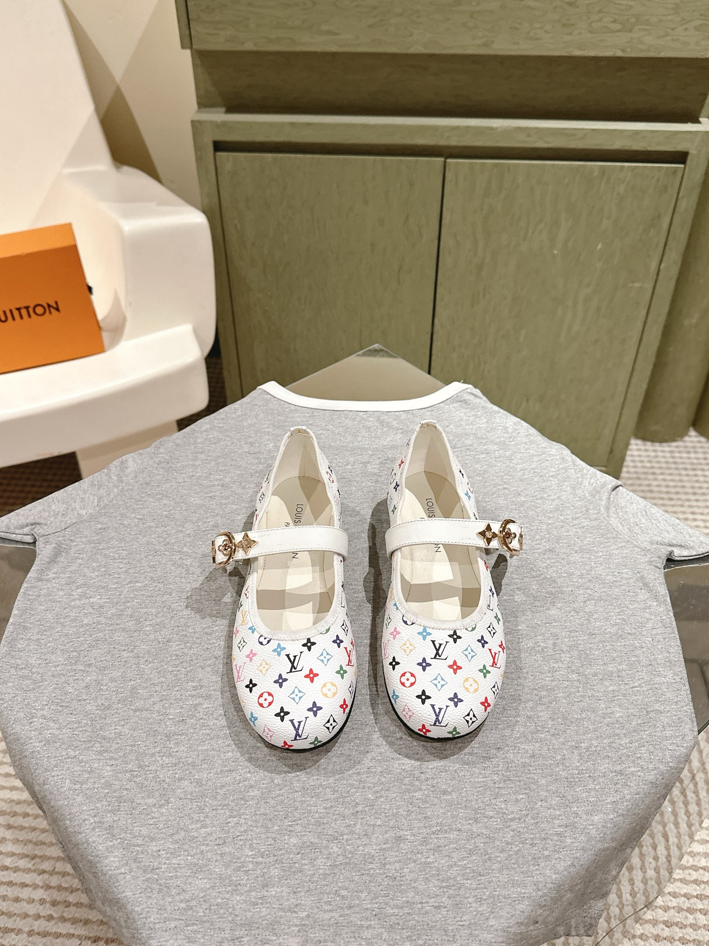 NO:470673,| 5 New arrival ~ LV spring and summer single shoes are so outstanding!  Fashionable, sexy and comfortable, full of the full emotional value that beautiful summer shoes can give. The shoes are also very well-behaved and beautiful!  Sheepskin inner lining, natural cowhide base size 35-41 40 41 customized, full set of counters simultaneously packaging!  ,sandals,sandals,sheepskin19860909| 5 驴家早春新品 new arrival～LV春夏单鞋,也太出彩了！时尚性感舒适,拉满了夏日美鞋能给的满分情绪价值.鞋的造型也很乖巧好看呀！ 羊皮内里,本色牛皮底 size 35-41 40 41定制 全套专柜同步包装！,凉鞋单鞋,louis vuitton,louis vuitton,louis vuitton,sandals,cowhide,sheepskin,Women's Shoes