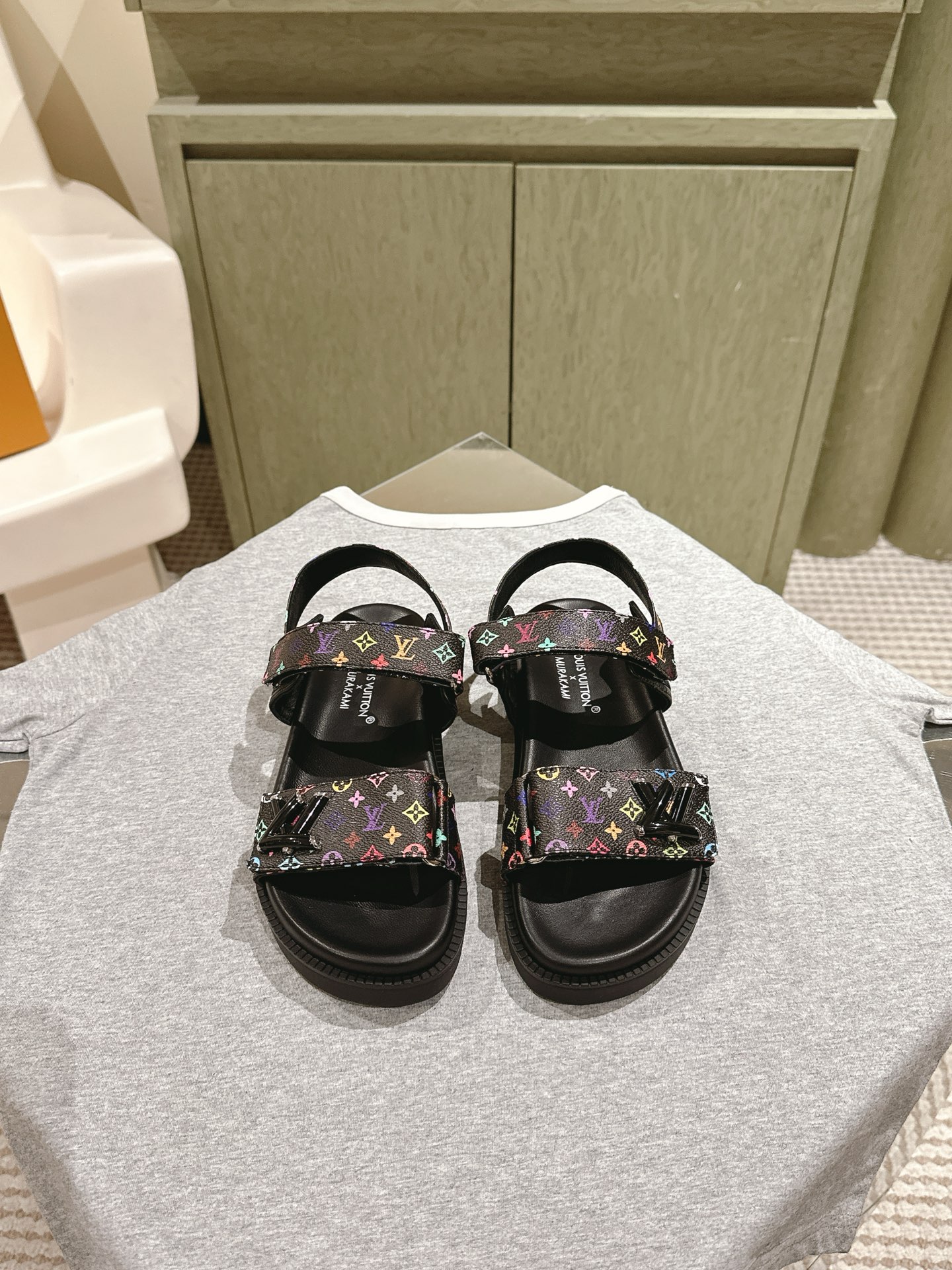 NO:470653,| 5 The top-level version of the new Lujia counter focuses on the latest Donkey brand slippers, hard goods are on the newest, and purchasing level!  Full of high-end feeling!  A popular model from domestic and foreign bloggers, retro and fashionable, beautiful!  The official website recommends the money!  The original upper fabric is 3D printed cowhide, cow back velvet matte leather, old-fashioned classic footbed: imported goatskin original outsole one-to-one open mold and anti-slip soft sole size 35-4140 41 customization, slippers sandals, louis vuitton, louis vuitton, sandals, slippers, cowhide, sheepskin19860909| 5 驴家新品顶级版本专柜主打最新款驴牌拖鞋 硬货上新 代购级别！高级感十足！国内外博主刷爆的一款,复古又时髦上脚美炸了！官网主推款！ 鞋面原版面料3D印花牛皮,牛反绒磨砂皮,老花经典 垫脚: 进口山羊皮里 大底原版一比一开模防滑软底 码数35-4140 41定制,拖鞋凉鞋,louis vuitton,louis vuitton,sandals,slippers,cowhide,sheepskin,Women's Shoes