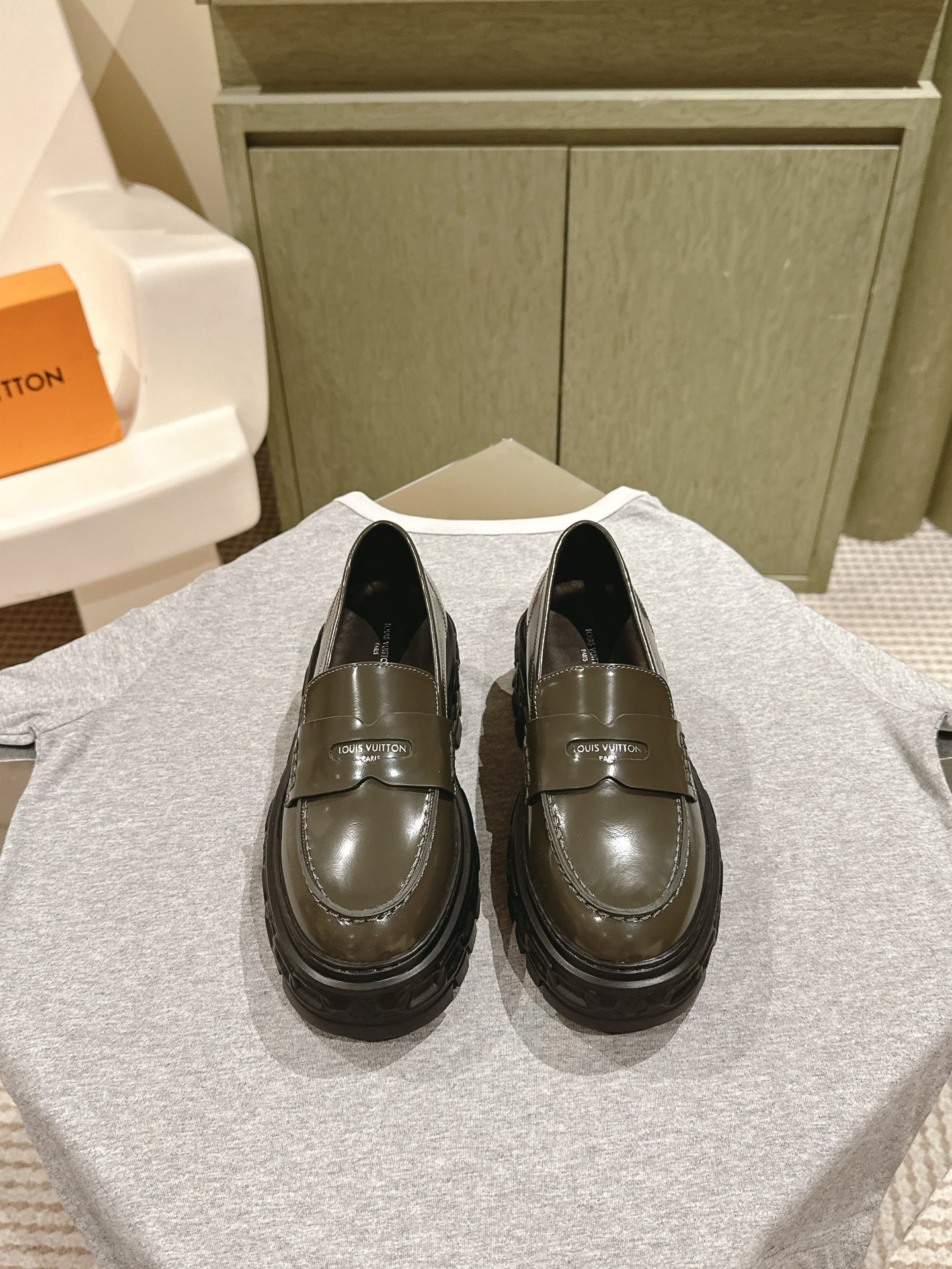 NO:470660,Love | 5 LV Louis Vuitton counter latest open-edge beaded cowhide thick-soled loafers series!  The new purchasing agent is available. This thick-soled sponge cake series is very popular this year. It is wearing the height-enhancing effect and leading the fashion absolutely yyds!  Imported fabric beaded cowhide, cowhide inner lining. Thick sole sponge cake lace logo, non-slip sole, this shoe is very comfortable on the feet, and the foot feels great. Original one-to-one mold opening sole, heel height 5cm, size 35-4140 41 customized counter packaging, louis vuitton, louis vuitton,loafers,cowhide19860909乐福 | 5   LV 路易威登专柜最新开边珠牛皮厚底乐福鞋系列！代购级上新 这款松糕厚底系列今年非常爆,穿上增高效果,和时尚的引领绝对的yyds！ 面料进口开边珠牛皮 牛皮内里.厚底松糕鞋带logo 防滑鞋底,这款鞋子上脚非常舒服,脚感很棒 原版一比一开模大底 跟高5cm 码数35-4140 41定制配专柜包装,乐福鞋,louis vuitton,louis vuitton,loafers,cowhide,Women's Shoes