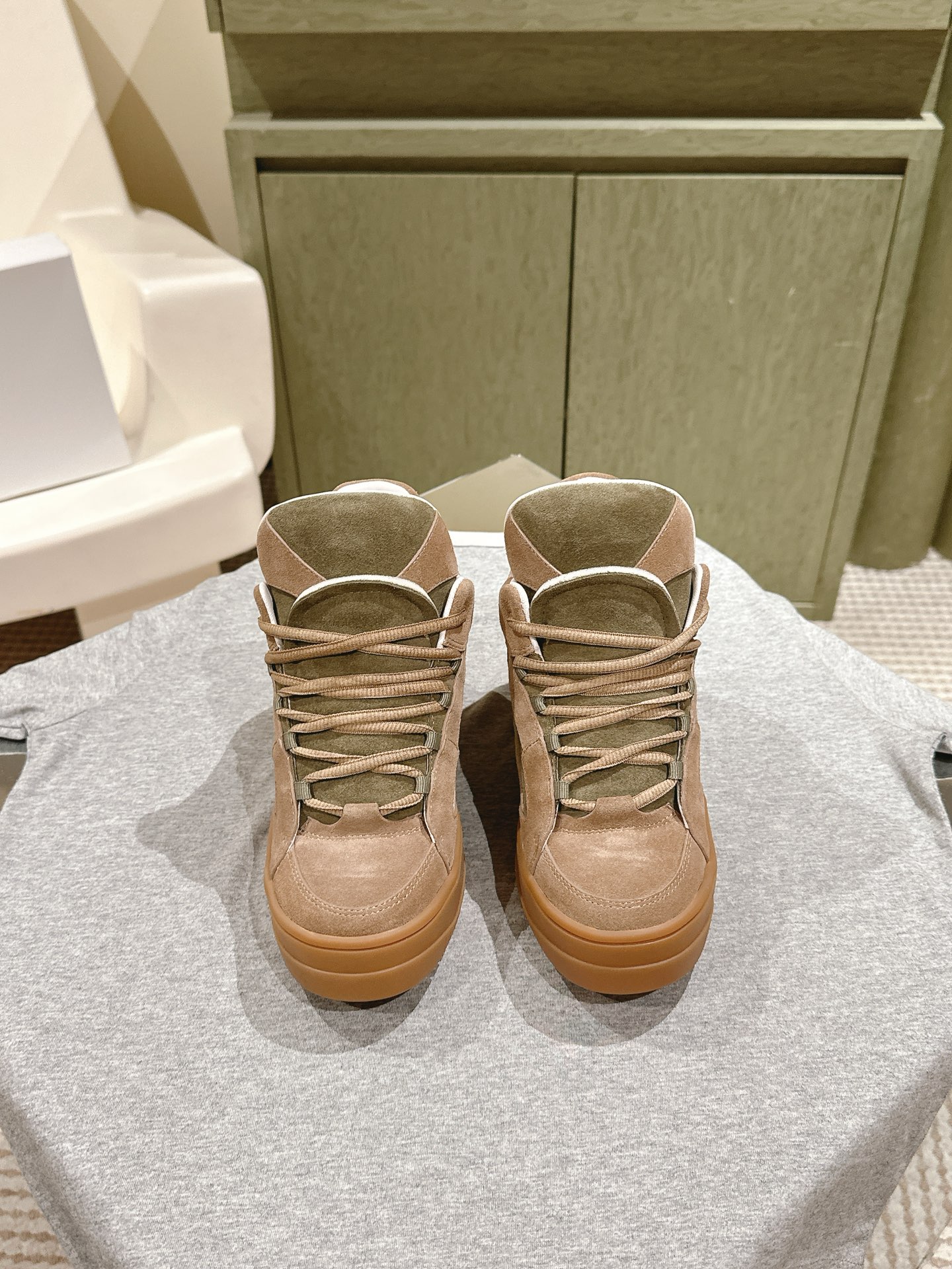 NO:255767,| 5 Off-white's latest popular inner height-enhancing casual shoes!  The delicate texture of leather and mesh fabric are spliced ​​into the shoe body. Conspicuous reflective letter CDs are pasted on both sides of the shoe body to indicate identity. The shoe body outlines the details, making the overall look less monotonous. Equipped with cream EVA and TPU mold opening sole, simple and versatile style, 8 cm high inside. Size35-41 4041 Customized, a full set of counter synchronization gift boxes packaging!  , casual shoes/sports shoes, off white, sneakers19860909| 5  Off-white最新火爆内增高休闲鞋！质感细腻的皮革与网眼布面材质拼接成鞋身,鞋身两侧贴有显眼的反光字母CD表明身份,鞋身多处线条勾勒细节,让鞋子整体看起来不那么单调.搭载奶油色EVA、TPU开模大底,简约百搭风内增高8公分 Size35-41 4041定制 全套专柜同步礼盒包装！,休闲鞋/运动鞋,off white,sneakers,Women's Shoes