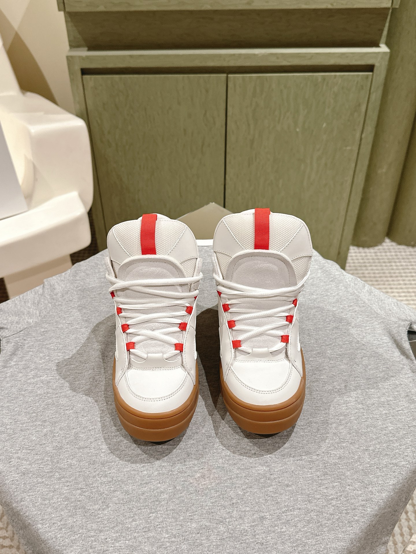 NO:470644,| 5 Off-white's latest popular inner height-enhancing casual shoes!  The delicate texture of leather and mesh fabric are spliced ​​into the shoe body. Conspicuous reflective letter CDs are pasted on both sides of the shoe body to indicate identity. The shoe body outlines the details, making the overall look less monotonous. Equipped with cream EVA and TPU mold opening sole, simple and versatile style, 8 cm high inside. Size35-41 4041 Customized, a full set of counter synchronization gift boxes packaging!  , casual shoes/sports shoes, off white, sneakers19860909| 5  Off-white最新火爆内增高休闲鞋！质感细腻的皮革与网眼布面材质拼接成鞋身,鞋身两侧贴有显眼的反光字母CD表明身份,鞋身多处线条勾勒细节,让鞋子整体看起来不那么单调.搭载奶油色EVA、TPU开模大底,简约百搭风内增高8公分 Size35-41 4041定制 全套专柜同步礼盒包装！,休闲鞋/运动鞋,off white,sneakers,Women's Shoes