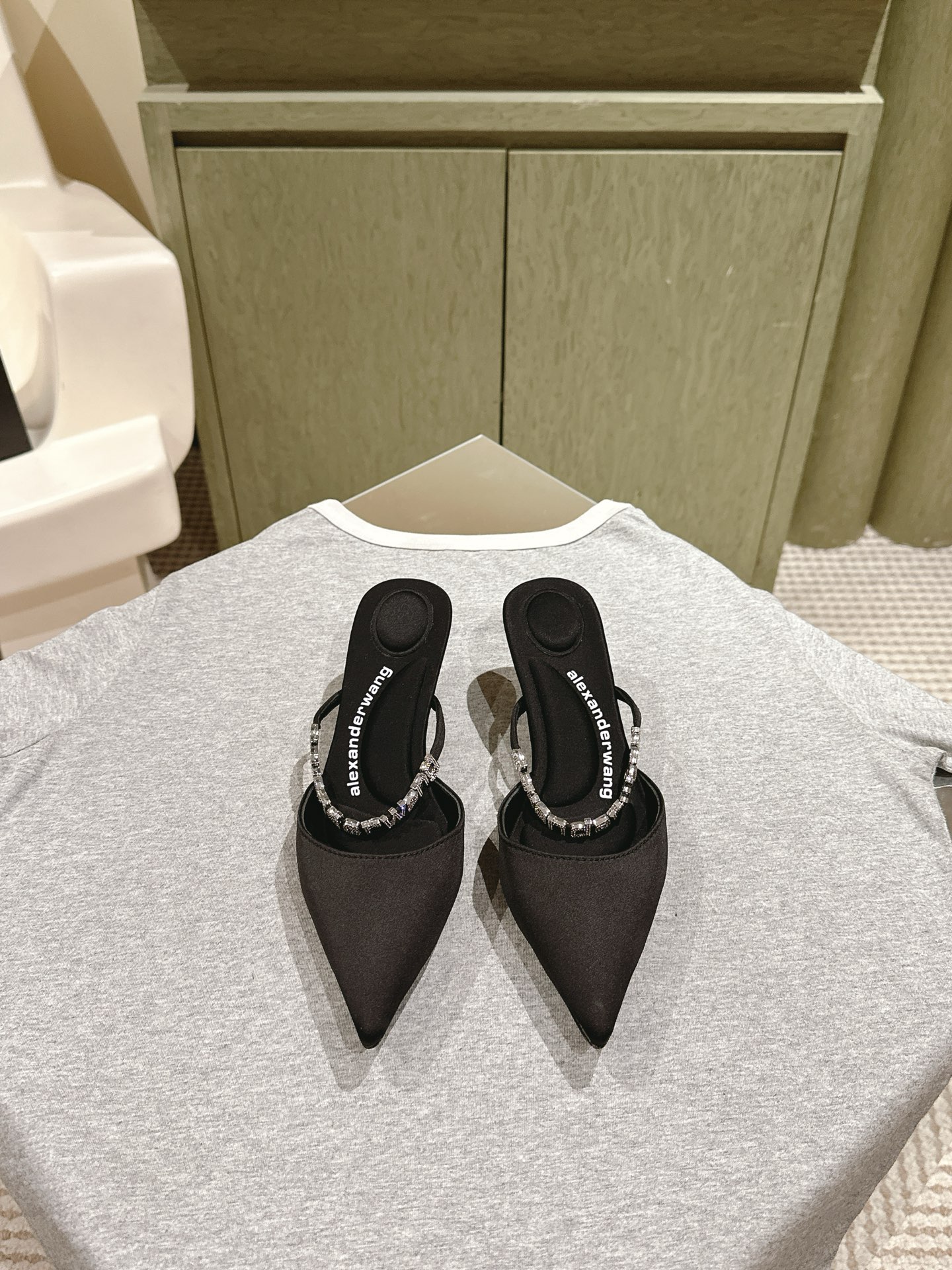 NO:470638,A*lexander~ Wang Alexander ·Wang | 5 vs. The latest hit series of spring and summer, major internet celebrities are showing!  The latest model is synchronized on the official website, the highest version of the counter market exclusive original single packaging, original single silk iron diamond, you must have a pair of king sandals in spring and summer... Upper: Silk Australian Diamond LOGUO craft original mold opening silver buckle film Outsole: Original leather outsole Heel height: 8.5cm diamond heel/5.5cm silver heel Size: 35-39 (34.40.41 custom-made non-return) Packaging: Original full package, high heels, alexander wang, sandals, high heels, real silk, Leather soles19860909A*lexander~ Wang亚力山大 ·王 | 5 vs春夏季最新爆款凉拖系列,各大网红明星纷纷开秀！ 官网同步最新款,专柜最高版本市场独家原单包装,原单真丝烫钻,春夏季必须拥有一双大王凉鞋…… 鞋面:真丝澳钻LOGUO工艺原版开模银扣胶片 大底:原版真皮大底 跟高:8.5cm钻跟/5.5cm银跟 码数:35-39（34.40.41定制不退换） 包装:原版全套包装,高跟鞋,alexander wang,sandals,high heels,real silk,Leather soles,Women's Shoes