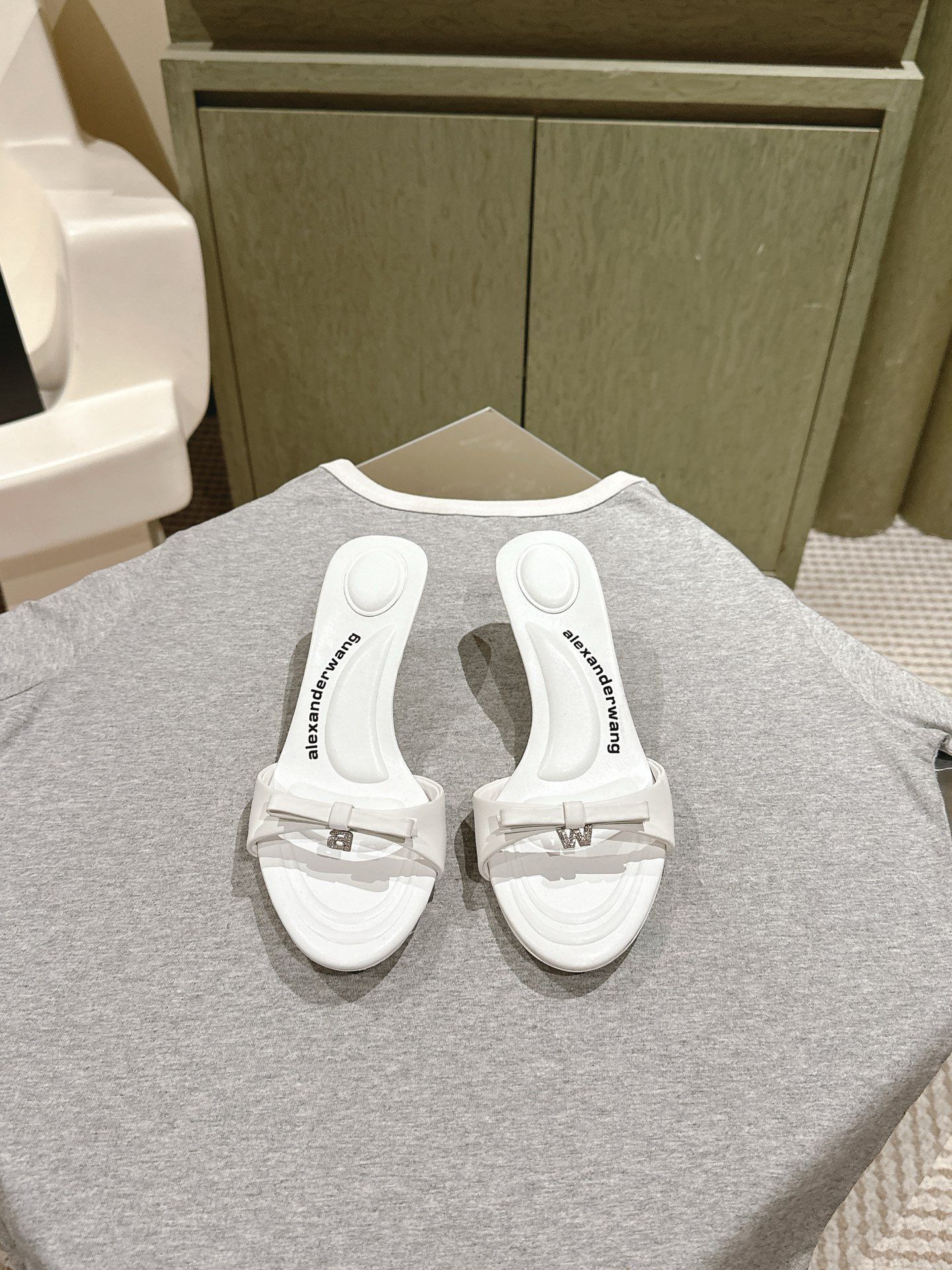 NO:495908,A*lexander~ Wang Alexander ·Wang | 5 vs. The latest hit series of spring and summer, major internet celebrities are showing!  The latest model is synchronized on the official website, the highest version of the counter market exclusive original single packaging, original single silk iron diamond, you must have a pair of king sandals in spring and summer... Upper: Silk Australian Diamond LOGUO craft original mold opening silver buckle film Outsole: Original leather outsole Heel height: 8.5cm diamond heel/5.5cm silver heel Size: 35-39 (34.40.41 custom-made non-return) Packaging: Original full package, high heels, alexander wang, sandals, high heels, slippers, real silk, Leather soles19860909A*lexander~ Wang亚力山大 ·王 | 5 vs春夏季最新爆款凉拖系列,各大网红明星纷纷开秀！ 官网同步最新款,专柜最高版本市场独家原单包装,原单真丝烫钻,春夏季必须拥有一双大王凉鞋…… 鞋面:真丝澳钻LOGUO工艺原版开模银扣胶片 大底:原版真皮大底 跟高:8.5cm钻跟/5.5cm银跟 码数:35-39（34.40.41定制不退换） 包装:原版全套包装,高跟鞋拖鞋,alexander wang,sandals,high heels,slippers,real silk,Leather soles,Women's Shoes