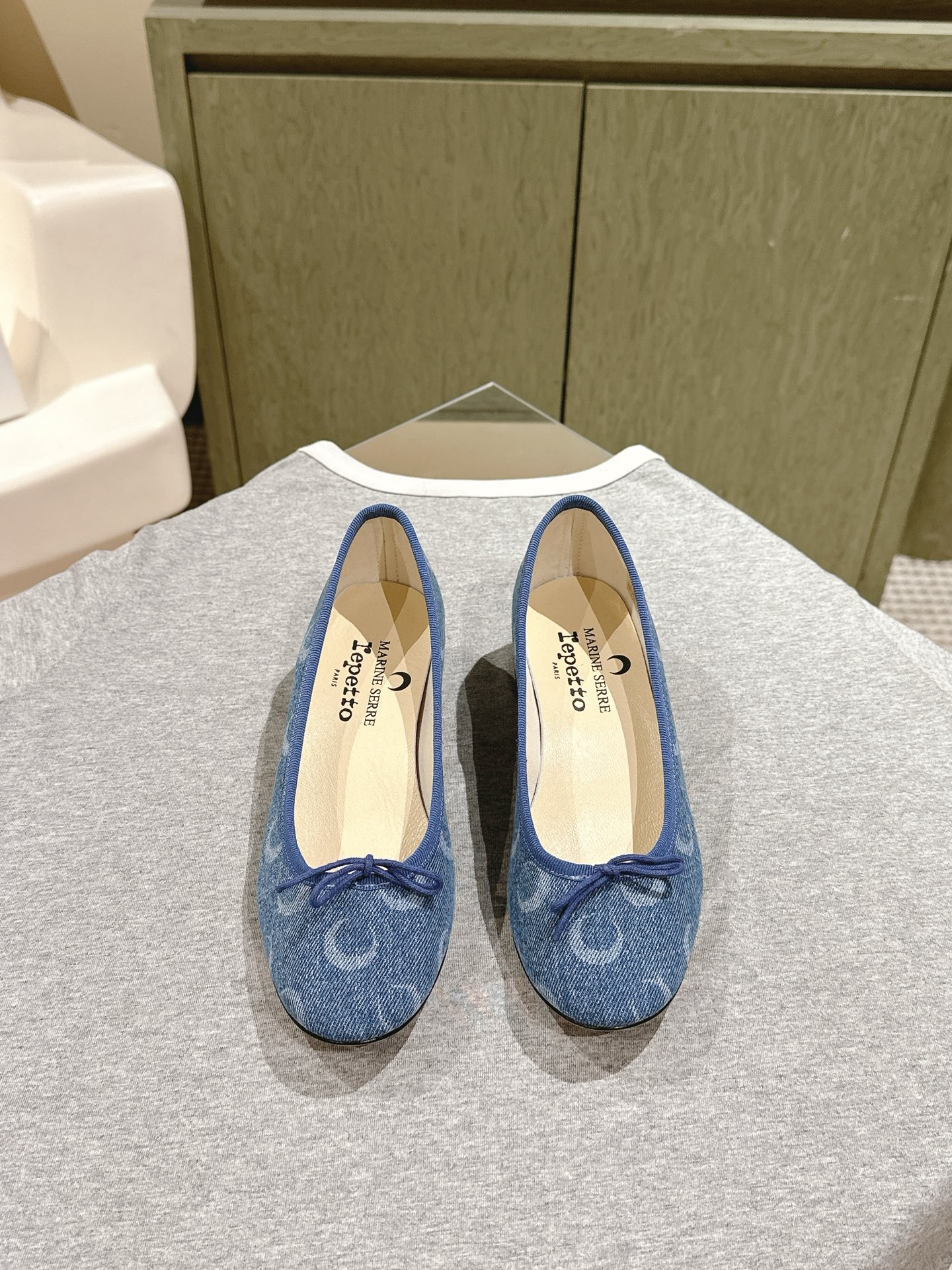 NO:261581,Marine serre x Repetto co-branded style Crescent print shallow mouth ballet shoes Single shoes The moon logo is printed inside the toe and insole!  It feels comfortable and slimming on your feet. It looks good with whatever you want!  Fairies, limited edition (limited quantity) original denim upper, footbed sheepskin size 35-39 (40 custom made without return) p rubber sole, ballet shoes, sheepskin19860909Marine serre x Repetto 联名款 月牙印花浅口 芭蕾舞鞋 单鞋 鞋头和鞋垫里面都印了月亮的标志！ 上脚脚感舒适显瘦 配啥啥好看哈！ 仙女们冲 限量款（数量有限） 鞋面原版牛仔布 垫脚羊皮 码数35-39（40定制不退换） p橡胶底皮底,芭蕾舞鞋,sheepskin,Women's Shoes