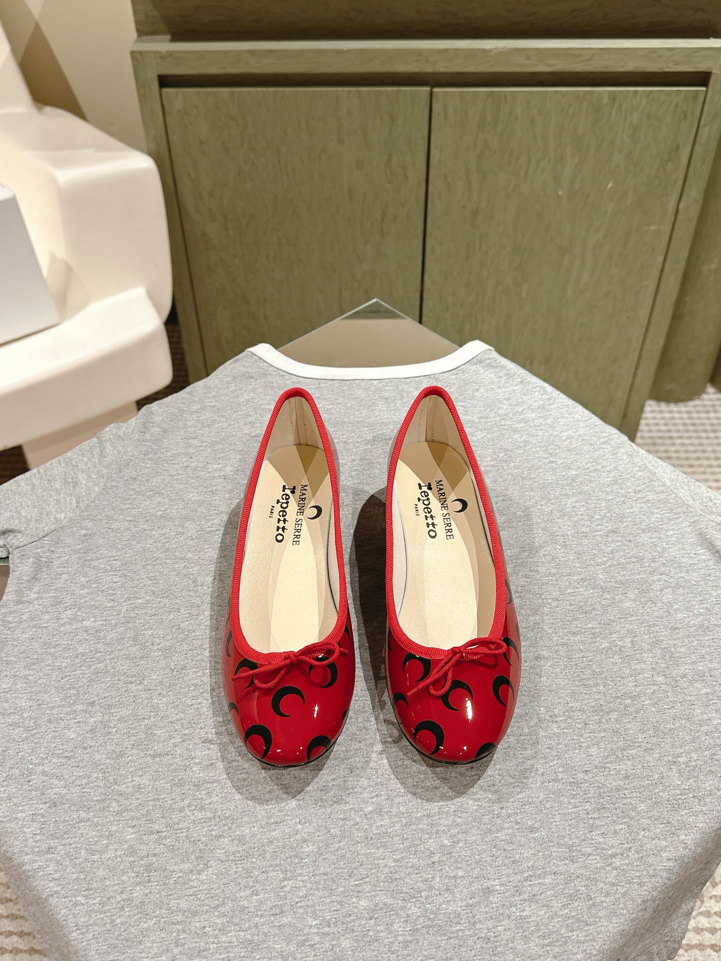 NO:261579,Marine serre x Repetto co-branded style Crescent print shallow mouth ballet shoes Single shoes The moon logo is printed inside the toe and insole!  It feels comfortable and slimming on your feet. It looks good with whatever you want!  Fairies, limited edition (limited quantity) original imported cowhide, footbed sheepskin, size 35-39 (40 custom made without return) p rubber sole, ballet shoes, cowhide, sheepskin19860909Marine serre x Repetto 联名款 月牙印花浅口 芭蕾舞鞋 单鞋 鞋头和鞋垫里面都印了月亮的标志！ 上脚脚感舒适显瘦 配啥啥好看哈！ 仙女们冲 限量款（数量有限） 鞋面原版进口牛皮 垫脚羊皮 码数35-39（40定制不退换） p橡胶底皮底,芭蕾舞鞋,cowhide,sheepskin,Women's Shoes