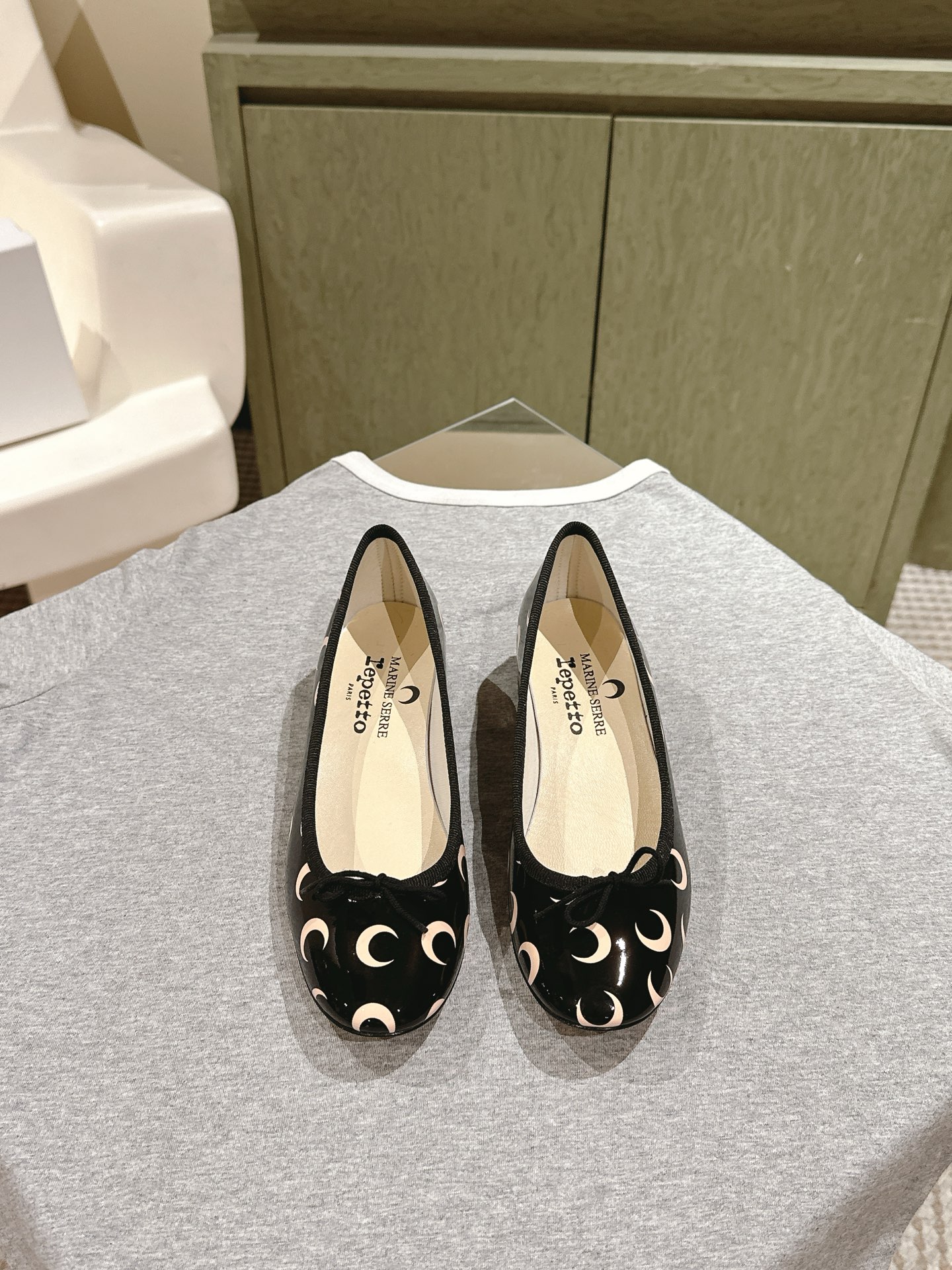 NO:261583,Marine serre x Repetto co-branded style Crescent print shallow mouth ballet shoes Single shoes The moon logo is printed inside the toe and insole!  It feels comfortable and slimming on your feet. It looks good with whatever you want!  Fairies, limited edition (limited quantity) original imported cowhide, inner foot pad sheepskin, size 35-39 (40 custom made without return) p rubber sole, ballet shoes, cowhide, sheepskin19860909Marine serre x Repetto 联名款 月牙印花浅口 芭蕾舞鞋 单鞋 鞋头和鞋垫里面都印了月亮的标志！ 上脚脚感舒适显瘦 配啥啥好看哈！ 仙女们冲 限量款（数量有限） 鞋面原版进口牛皮 内里垫脚羊皮 码数35-39（40定制不退换） p橡胶底皮底,芭蕾舞鞋,cowhide,sheepskin,Women's Shoes