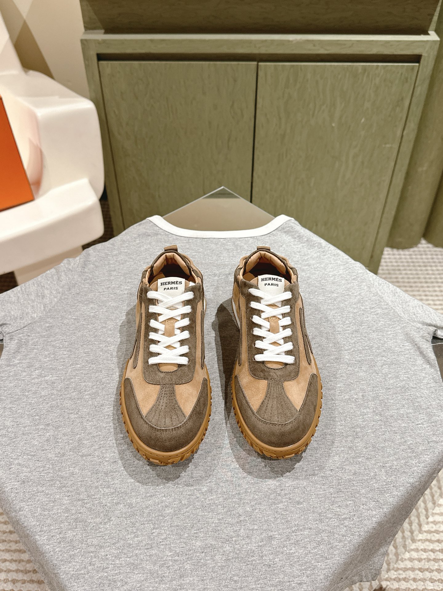 NO:470593,Couple style men's 10 | 4 H Home ss24 new sports shoes for four seasons H Home heros new sports shoes simple upper cowhide leather beef tendon surface, light, comfortable and breathable!  Full of sportiness!  Top quality size 35-45 couple outfits, full set of counter synchronous gift box packaging!  , casual shoes/sports shoes, sneakers, cowhide19860909情侣款男10 | 4  H家 ss24四季新品运动鞋 H家 heros 运动鞋新品 简约鞋面牛皮牛筋面,轻盈舒适透气！运动感十足！顶级精品size 35-45情侣装 全套专柜同步礼盒包装！,休闲鞋/运动鞋,sneakers,cowhide,Women's Shoes