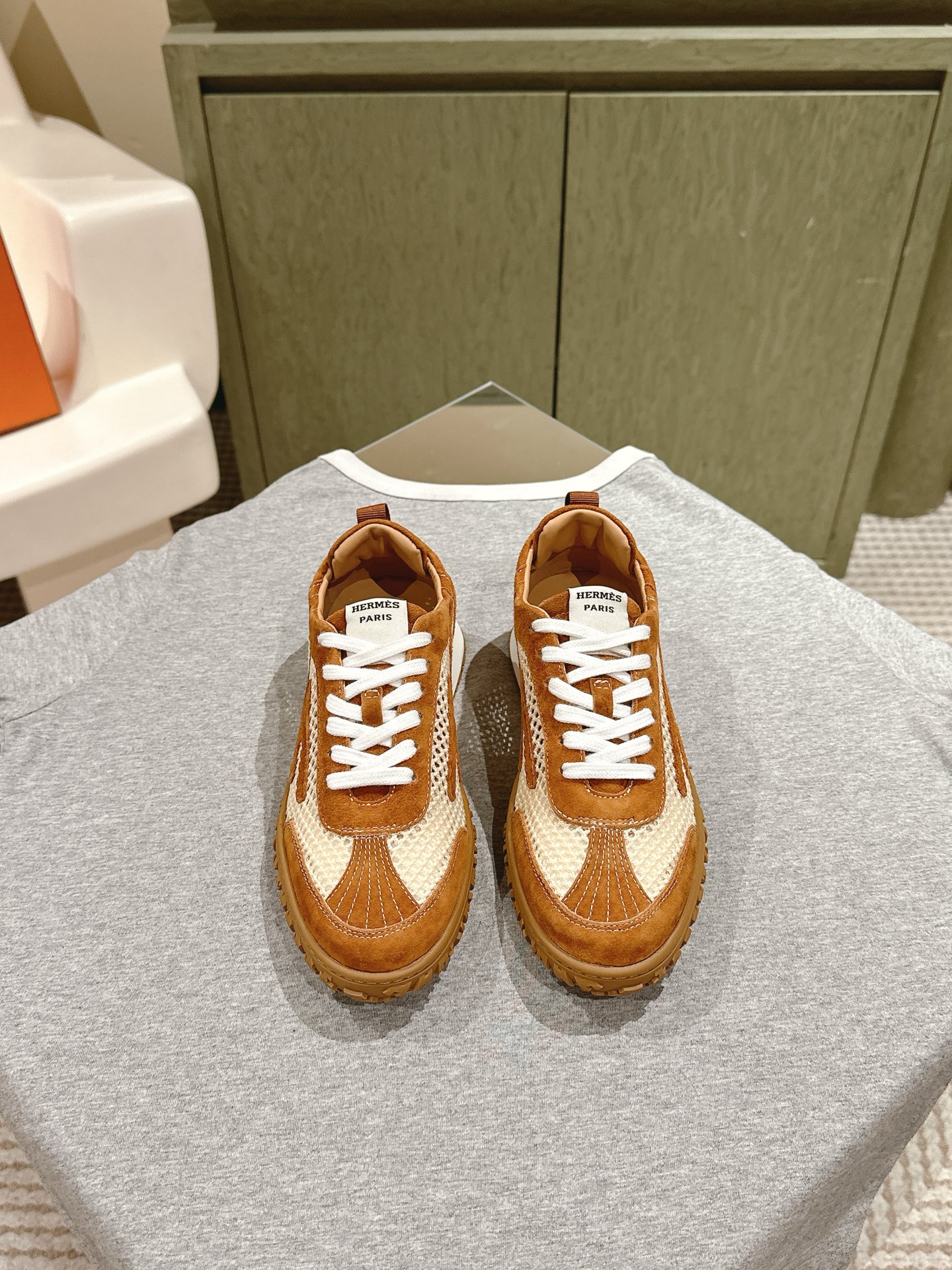 NO:255749,Couple style men's 10 | 4 H Home ss24 new sports shoes for four seasons H Home heros new sports shoes simple upper cowhide leather beef tendon surface, light, comfortable and breathable!  Full of sportiness!  Top quality size 35-45 couple outfits, full set of counter synchronous gift box packaging!  , casual shoes/sports shoes, sneakers, cowhide19860909情侣款男10 | 4  H家 ss24四季新品运动鞋 H家 heros 运动鞋新品 简约鞋面牛皮牛筋面,轻盈舒适透气！运动感十足！顶级精品size 35-45情侣装 全套专柜同步礼盒包装！,休闲鞋/运动鞋,sneakers,cowhide,Women's Shoes