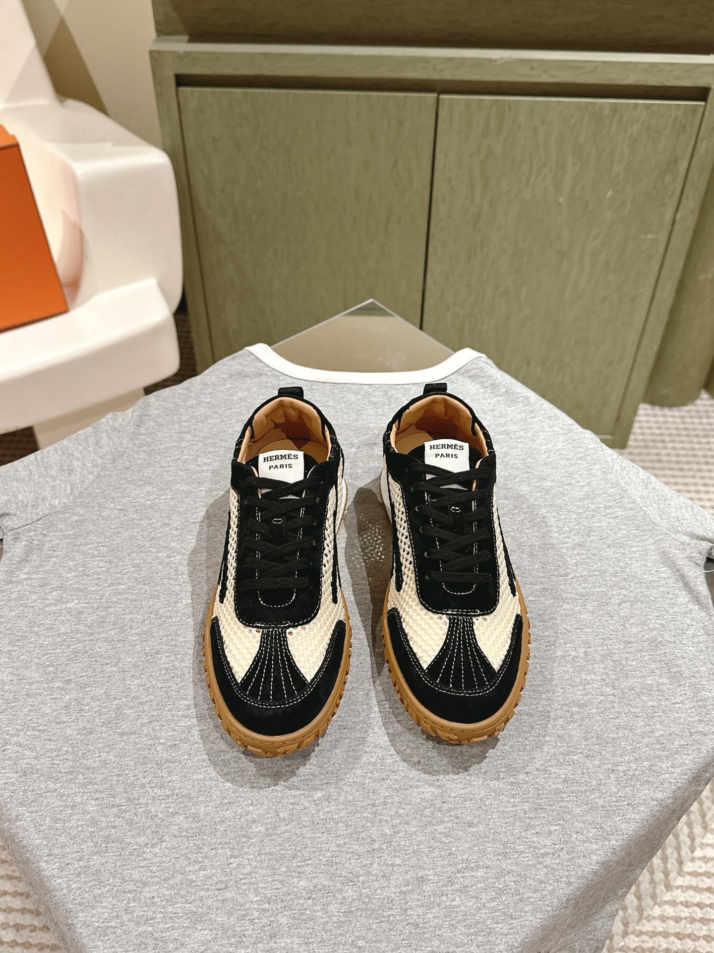 NO:255753,Couple model Men's 10 | 4 H Home ss24 new sports shoes for four seasons H Home heros new sports shoes Simple upper cowhide leather beef tendon surface, light, comfortable and breathable!  Full of sportiness!  Top quality size 35-45 couple outfits, full set of counter synchronous gift box packaging!  , casual shoes/sports shoes, sneakers, cowhide19860909情侣款 男10 | 4  H家 ss24四季新品运动鞋 H家 heros 运动鞋新品 简约鞋面牛皮牛筋面,轻盈舒适透气！运动感十足！顶级精品size 35-45情侣装 全套专柜同步礼盒包装！,休闲鞋/运动鞋,sneakers,cowhide,Women's Shoes