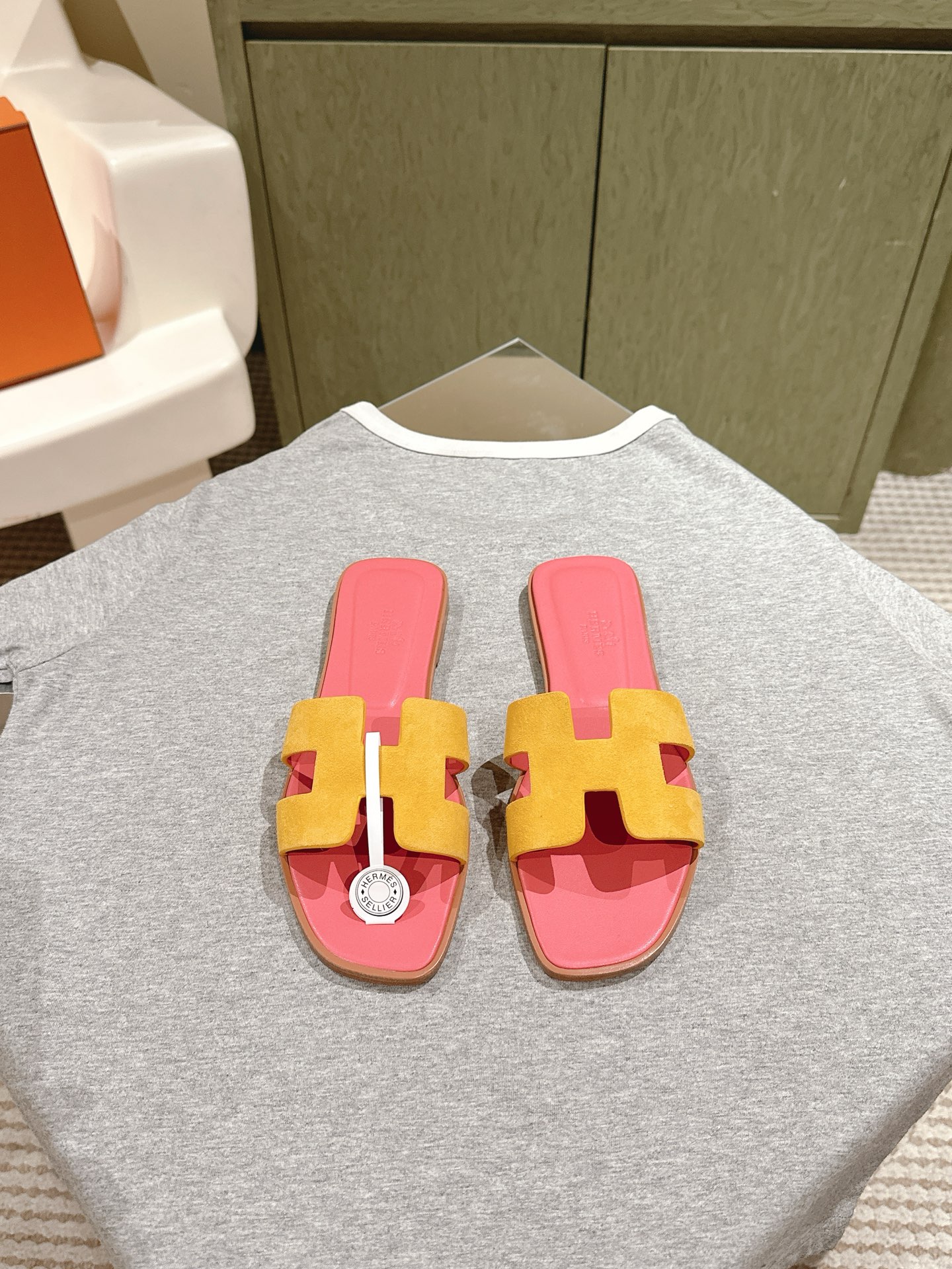 NO:470637,Candy Color | 5 Hermes oran series H slippers are top-notch, new and comprehensively upgraded, and are purchasing agents!  The must-have H-to-dot every year has added a new color this year. It is so beautiful that it is indescribable that it is a classic must-have, and you can hold it in all kinds of styles!  Lychee pattern, crocodile pattern, lizard pattern, cowhide pattern, color block texture!  Five materials to choose from!  There is no pressure to enter and exit the counter!  ★★★★★★ Imported customized goatskin and deer leather sheepskin foot pads original one-to-one open mold genuine leather sole, welcome to compare the original Size34-43 34 40 41 42 43 Customized Original full set of counter packaging, slippers, hermes, slippers, cowhide, sheepskin, Leather soles19860909糖果色系 | 5  爱马仕 oran系列H拖鞋顶级上新全面升级,代购级！ 每年必备的H拖今年还加了新色,美到无法言喻绝好的穿着舒适感可是经典必备,各种风格搭配都Hold的住！荔枝纹,鳄鱼纹,蜥蜴纹,牛皮纹,拼色纹理！五种材质可挑选！进出专柜无压力！ ★★★★★ 材质进口定制全山羊皮和鹿皮羊皮垫脚原版一比一开模真皮大底,欢迎对比原版 Size34-43 34 40 41 42 43定制 原版全套专柜包装,拖鞋,hermes,slippers,cowhide,sheepskin,Leather soles,Women's Shoes