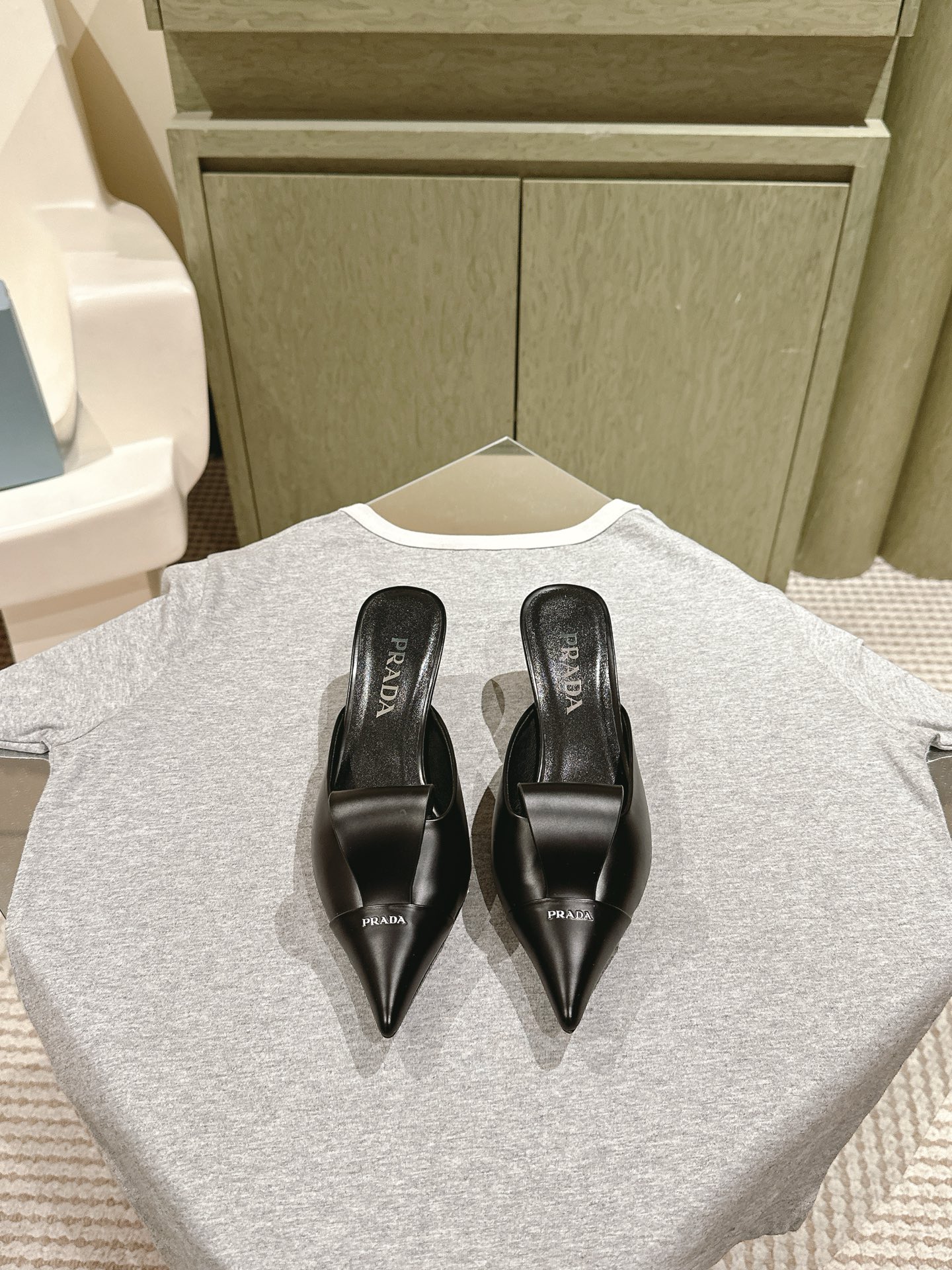 NO:470652,| | 5 New counter pointed-toe shoes series are available. The original upper is one-to-one open-side beaded cowhide. Inner lining is specific mixed-bred sheepskin inner lining. Original molded leather outsole. Shoe size: 35-39 (40 41 custom made without return and exchange) Heel height 4.5cm/8.5cm. The original counter full set of luxury packaging, semi-torn high heels, high heels, cowhide, sheepskin, Leather soles19860909| | 5 专柜新款尖头鞋系列上新 鞋面原版一比一开边珠牛皮 内里特定混种羊皮内里 大底原版开模真皮大底 鞋码:35-39（40 41定制不退换）跟高4.5cm/8.5cm 原版专柜全套豪华包装,半拖高跟鞋,high heels,cowhide,sheepskin,Leather soles,Women's Shoes