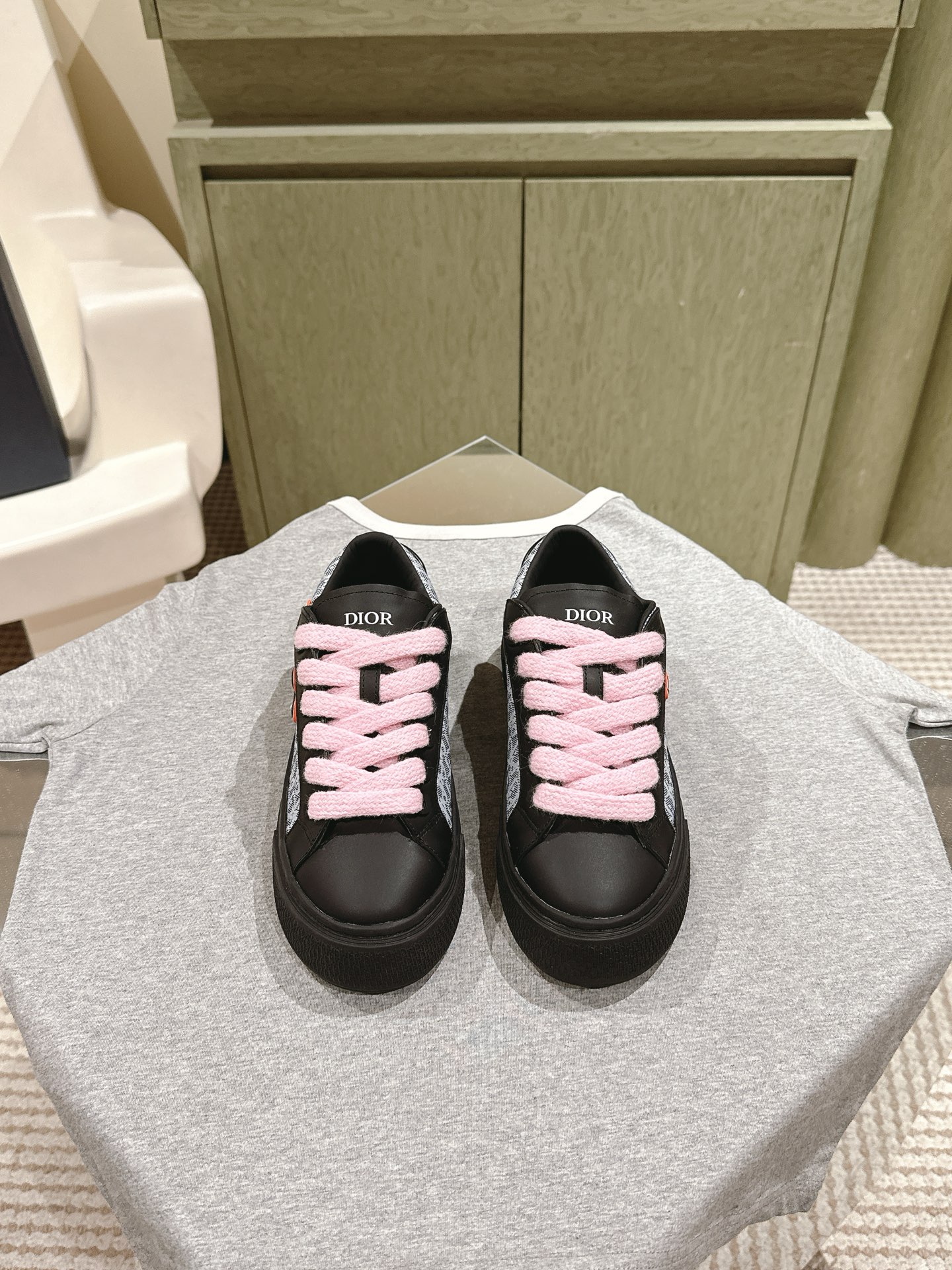 NO:470630,Couple model # Dior new one series, white shoes, casual sneakers, board shoes, original purchase and development, made products, this season's new Dior One sneakers are fashionable and modern, showing the exquisite craftsmanship of Dior. They are carefully crafted from white cowhide, paired with Oblique printed hollow inserts, unique. The innersole is decorated with stars and the tongue is decorated with Christian Dior PARIS logo. It can be matched with various casual items this season, highlighting the fashionable look. Original custom-made head-layer cowhide fabric imported breathable net inner lining Original open mold two-color TPU sole Size: 35-45, casual shoes/sports shoes, dior, dior, sneakers, cowhide19860909情侣款 # 迪奥新款one系列 小白鞋 休闲 运动鞋 板鞋 原版购入开发 做货 本季新款 Dior One 运动鞋时尚现代,彰显 Dior 的精湛工艺.采用白色牛皮革精心制作,搭配 Oblique 印花效果镂空镶片,别具一格.内底饰以星星,鞋舌饰以Christian Dior PARIS标志.可与本季各式休闲单品搭配,为时尚造型亮丽点睛 原版定制头层牛皮面料 进口透气网内里 原版开模双色TPU大底Size: 35-45,休闲鞋/运动鞋,dior,dior,sneakers,cowhide,Women's Shoes