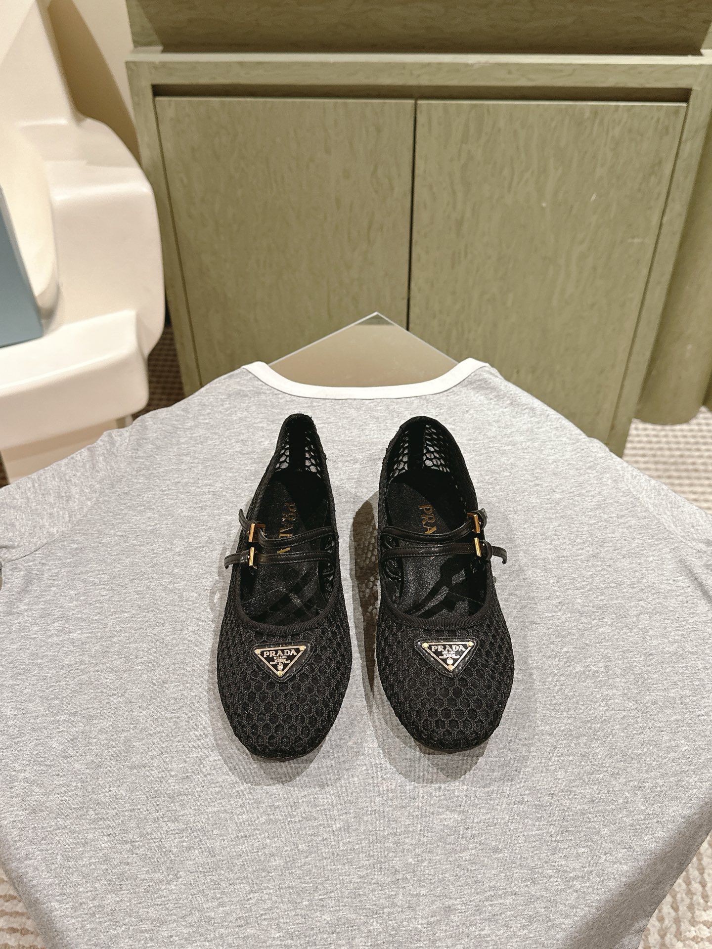 NO:470640,| 5 Prad* Prada The new spring and summer beautiful ballet shoes are on the new season. This season is so surprising. The minimalist beauty that has been missing in the fashion industry for a long time. The effortless elegant style of dopamine color matching comes in a fashionable and exquisite beauty. The original Xianpiaopiao Fashion Princess is 1:1 customized imported mesh sheepskin, sheepskin silk inner, soft bottom, size 35-39 # 4041 Customized without return and exchange!  Full set of simultaneous gift boxes for counters!  , ballet shoes, prada, prada, sheepskin, real silk19860909| 5 Prad*普拉达 春夏新款绝美芭蕾舞鞋上新这一季太让人惊喜了,时尚界久违的极简之美,多巴胺配色毫不费力的优雅风来袭时髦精致绝美穿上就是仙飘飘的时尚公主原版1:1订制进口网面羊皮,羊皮真丝内里,软底,码数35-39 # 4041定制不退换！ 全套专柜同步礼盒包装！,芭蕾舞鞋,prada,prada,sheepskin,real silk,Women's Shoes