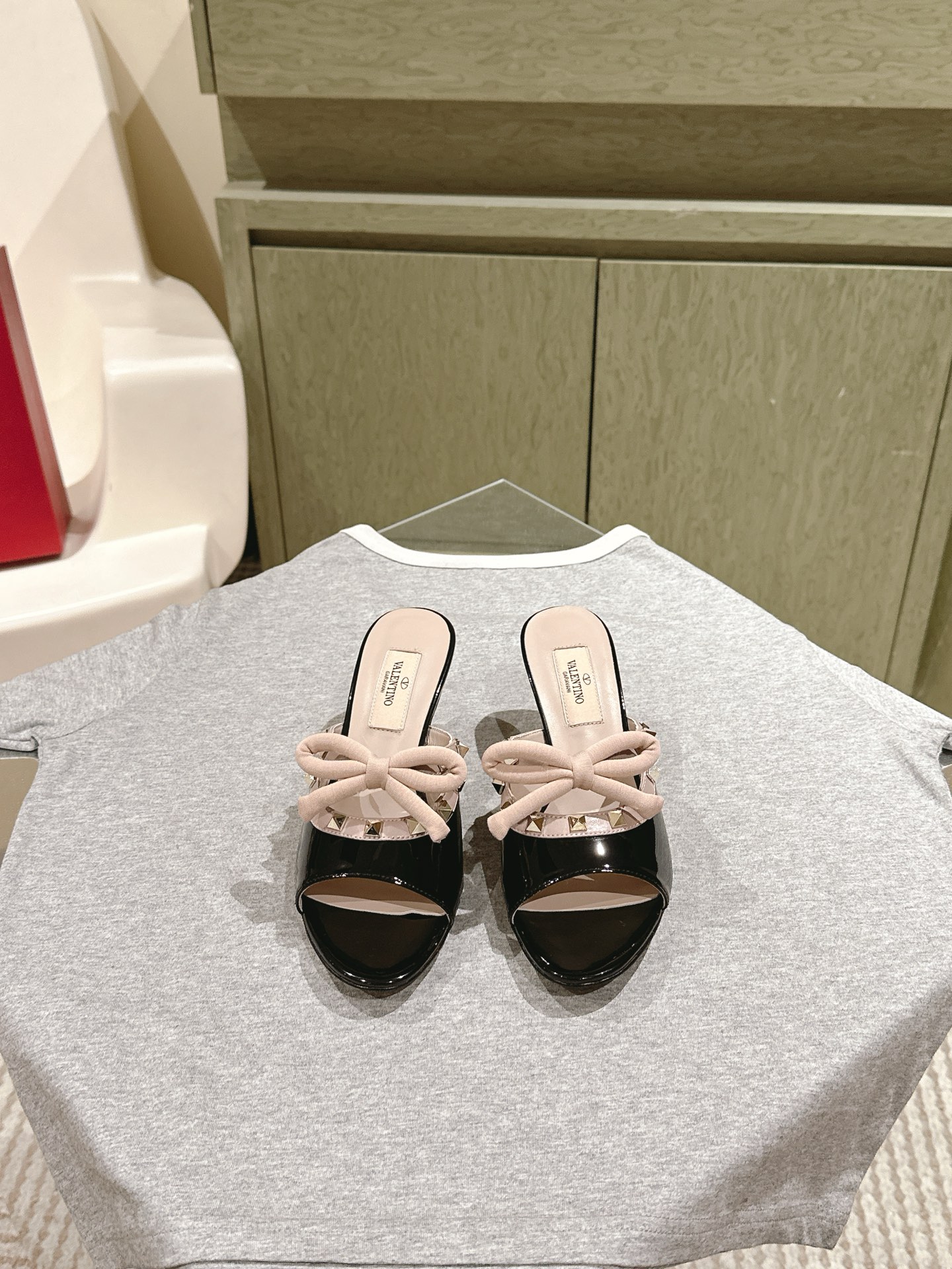 NO:470622,| 5 All-match series in all seasons!  Is your shoe cabinet missing?  Purchase level!  VALENTINO The entire series of Taiwanese-funded factories are produced!  There is no pressure to enter and exit the counter!  ROCKSTUD Valentino rivet patent leather ballet flat shoes ONE STUD retro craft pyramid big willow nail button flat shoes/high heels. The shoe shape is smooth. The style is excellent. The foot is comfortable. Increase height. Slim. The legs are lengthened. Imported mirror calfskin/beef patent leather/high density silk material. Lambskin inner lining. Italian high-density leather outsole. Size35-39 (customizable at 34/40/41/42) Full set of counter synchronization gift box packaging!  , high heels slippers, valentino, valentino, flats, high heels, slippers, cowhide, sheepskin, real silk, Leather soles19860909| 5  四季百搭系列！你的鞋柜缺一双吧？ 代购级别！VALENTINO 整个系列台资工厂出品！进出专柜无压力！ROCKSTUD 华伦天奴铆钉漆皮芭蕾舞平底鞋 ONE STUD复古工艺金字塔大柳钉扣平底鞋/高跟鞋 鞋型线条流畅 版型超赞 上脚舒适.增高.显瘦.拉长腿部线条 进口镜面小牛皮/牛漆皮/高密度真丝材质 小羊皮内里 意大利高密度真皮大底 Size35-39（34/40/41/42可定制） 全套专柜同步礼盒包装！,高跟鞋拖鞋,valentino,valentino,flats,high heels,slippers,cowhide,sheepskin,real silk,Leather soles,Women's Shoes