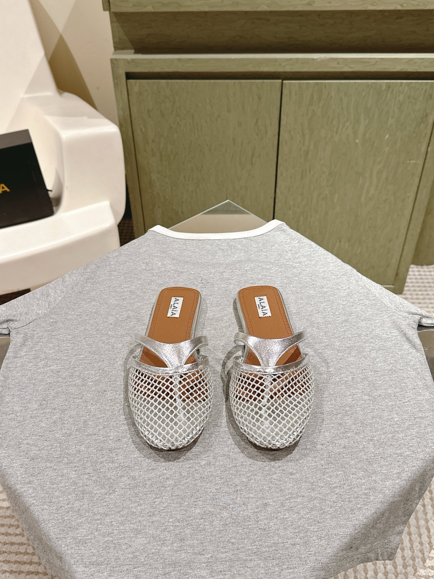 NO:470585,| 5 Alaia counter latest slippers draw inspiration from classic Japanese shoes, the mesh-painted leather upper is simple but not complicated for multiple shapes, and the steps are flexible and fashionable. The avant-garde mesh upper is matched, highlighting exquisite craftsmanship and combining soft materials. The lacquered leather trim is both casual and elegant, giving the original sweetness a bit unrestrained style. Size 35-41 (40/41), semi-torque, alaia, slippers19860909| 5 Alaia 专柜最新拖鞋新品 从经典日式鞋履汲取灵感,网漆皮鞋面,简而不繁适合多种造型,步履之间灵动时髦.前卫的网眼鞋面搭配,凸显精妙工艺,柔软材质结合.漆面皮质饰边,既随性又优雅,让原本的甜美感多了一分不羁的风格.Size 35-41（40/41）,半拖,alaia,slippers,Women's Shoes