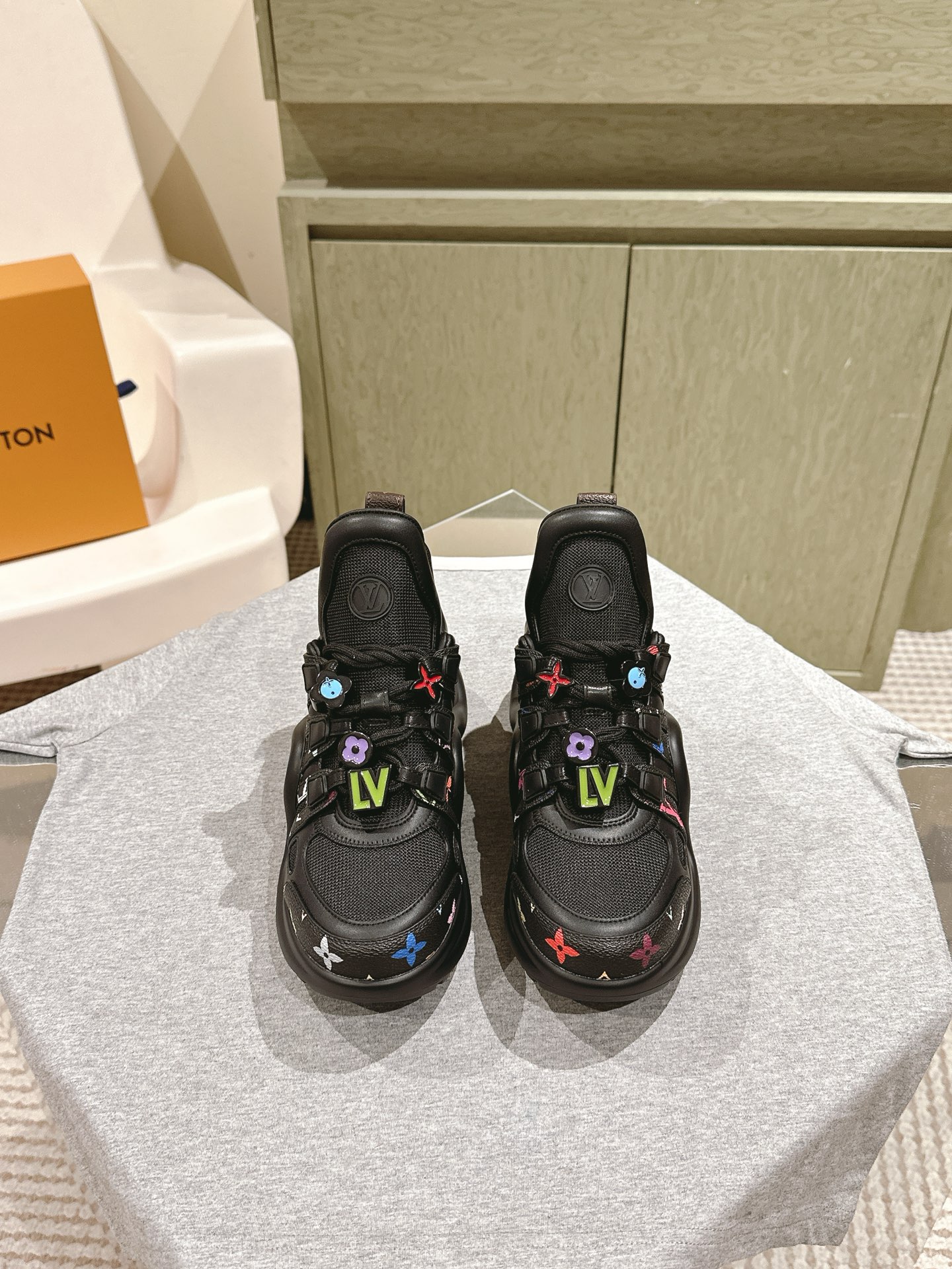 NO:470623,Brand new upgraded version | 5 LV Archlight series new arch bridge dad shoes, Di Lieba, Zhong Chuxi, and Song Yanfei are all loyal fans of dad shoes ~ The 2025 early spring new product series has added more color details, and the girl is full of heart!  Showing your youthful vitality, your daily outfits are super eye-catching. The new mesh is really beautiful!  It's so beautiful that I can't take my eyes off!  The classic arch design has always been called a beautiful leg artifact!  Absolutely man-friendly, the upper is consistent with cowhide, wear-resistant, and the original mold-opening TPU is a long-lasting TPU, shock-absorbing and wear-resistant, with excellent rebound force, and it looks slim and light and comfortable!  Increase height 5cm Size35-40 full set of packaging 40 size customization without return or replacement, dad shoes, louis vuitton, cowhide19860909全新升级版| 5  LV Archlight系列新款拱桥老爹鞋 迪丽热巴 钟楚曦 宋妍霏都是老爹鞋的忠实粉丝 ～2025早春新品系列加入了更多配色细节,少女心爆棚！尽显青春活力,日常穿搭超级抢眼.新增网面,实在太好看！美到移不开眼！经典的拱形设计,一向被称之为美腿神器！绝对的人手必备 鞋面原版一致牛皮,耐穿耐磨 大底原版开模TPU,减震耐磨,回弹力超好,上脚巨显瘦.轻盈舒适！增高5cm Size35-40 全套包装 40码定制不退不换,老爹鞋,louis vuitton,cowhide,Women's Shoes