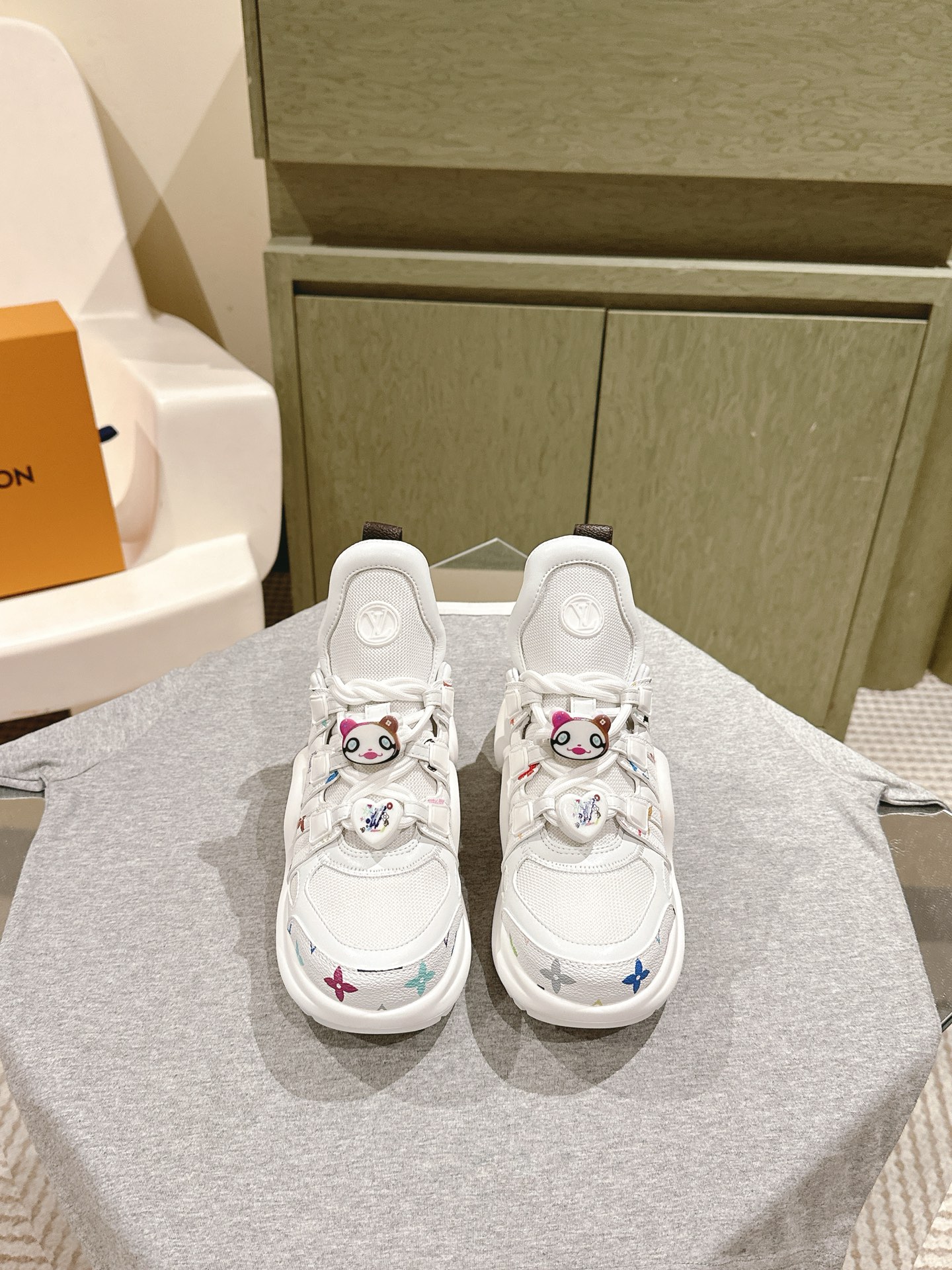 NO:470631,Brand new upgraded version | 5 LV Archlight series new arch bridge dad shoes, Di Lieba, Zhong Chuxi, and Song Yanfei are all loyal fans of dad shoes ~ The 2025 early spring new product series has added more color details, and the girl is full of heart!  Showing your youthful vitality, your daily outfits are super eye-catching. The new mesh is really beautiful!  It's so beautiful that I can't take my eyes off!  The classic arch design has always been called a beautiful leg artifact!  Absolutely man-friendly, the upper is consistent with cowhide, wear-resistant, and the original mold-opening TPU is a long-lasting TPU, shock-absorbing and wear-resistant, with excellent rebound force, and it looks slim and light and comfortable!  Increase height 5cm Size35-40 full set of packaging 40 size customization without return or replacement, dad shoes, louis vuitton, cowhide19860909全新升级版| 5  LV Archlight系列新款拱桥老爹鞋 迪丽热巴 钟楚曦 宋妍霏都是老爹鞋的忠实粉丝 ～2025早春新品系列加入了更多配色细节,少女心爆棚！尽显青春活力,日常穿搭超级抢眼.新增网面,实在太好看！美到移不开眼！经典的拱形设计,一向被称之为美腿神器！绝对的人手必备 鞋面原版一致牛皮,耐穿耐磨 大底原版开模TPU,减震耐磨,回弹力超好,上脚巨显瘦.轻盈舒适！增高5cm Size35-40 全套包装 40码定制不退不换,老爹鞋,louis vuitton,cowhide,Women's Shoes