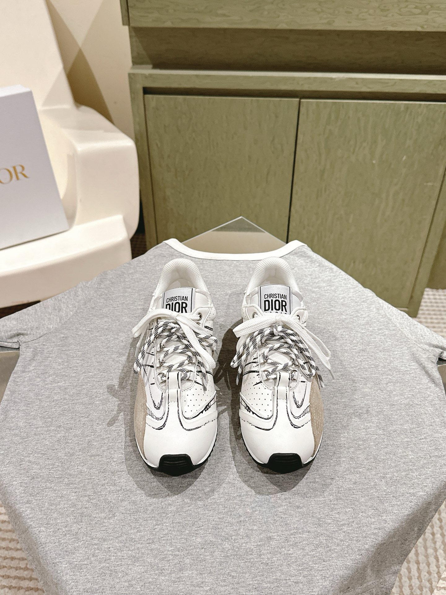 NO:470607,Couple model Men's 10| 5 # Dior Chrono's new casual sneakers running. It's really cool, full of futuristic feeling! It's really cool!  Once again interprets Dior's cool fashion concept, Lucky Star will bless you with good luck. The new EVA sole is super light and soft. Size women's 35-40 men's 39-45. A full set of counter synchronous gift boxes!  ,casual shoes/sports shoes,dior,dior,sneakers19860909情侣款 男10| 5  # 迪奥 Dior Chrono新款休闲运动鞋跑 真的酷毙了,未来感十足!真的好飒！再次演绎了迪奥酷时尚的理念,幸运星为你加持好运,全新的EVA鞋底超轻超软 Size女35-40男39-45 全套专柜同步礼盒装！,休闲鞋/运动鞋,dior,dior,sneakers,Women's Shoes