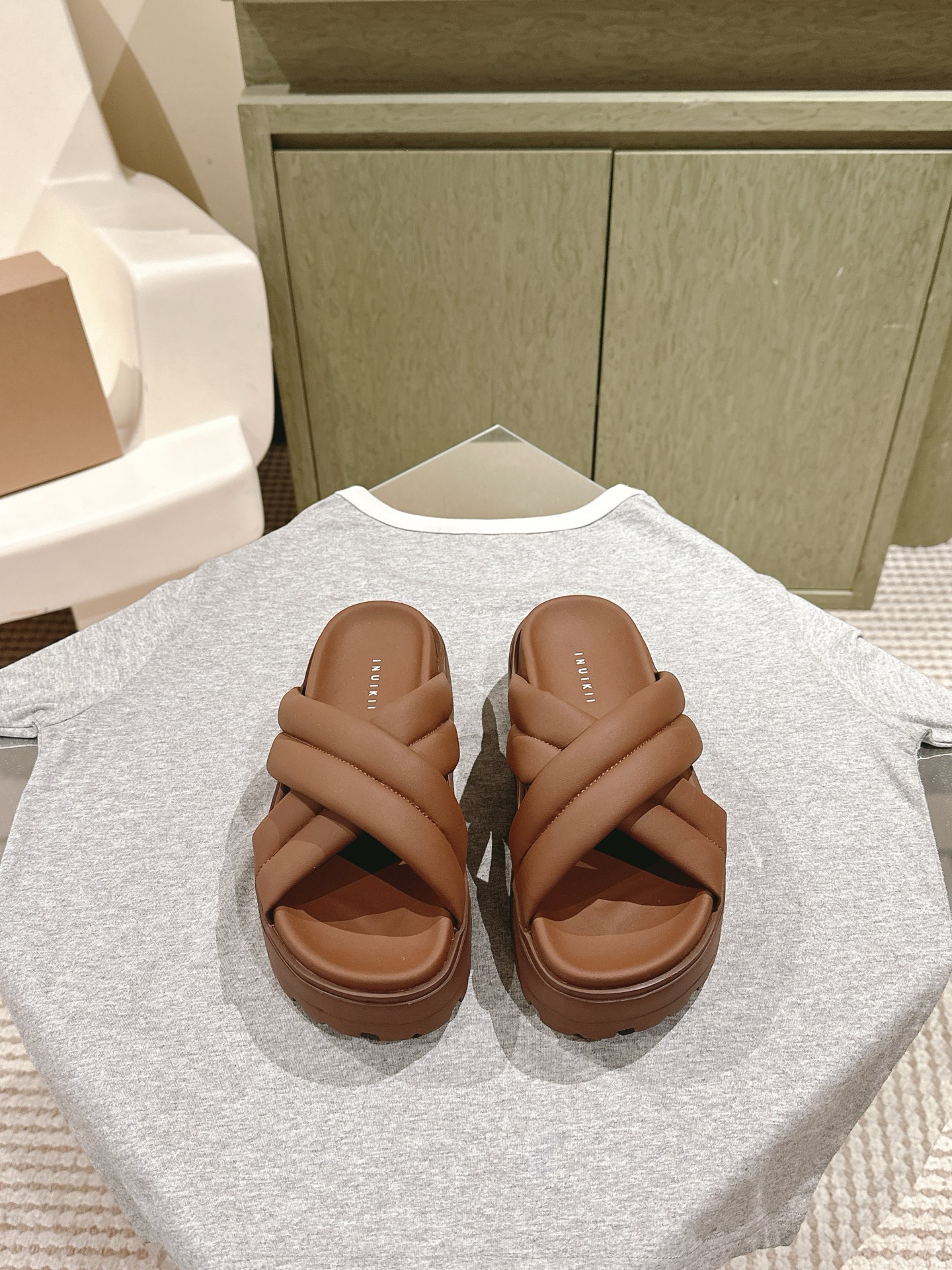 NO:470592,INUIKII trendy brand thick-soled beach shoes | 5 new counters have thick-soled summer. This sponge cake thick-soled skin is very exciting this year. It is super cool to wear (increase height) and has a strong personality!  Trendy styles bomb the streets!  The same style as major internet celebrities!  Three styles available!  Imported fabric sponge, thick-soled sponge cake, logo, non-slip sole, this shoe is very comfortable on the feet, and the foot feels great. The sole is 5.5cm thick, size 35-40, 40 customized!  Full set of simultaneous gift boxes for counters!  ,slippers19860909INUIKII潮牌厚底沙滩鞋 | 5 新款专柜同步夏季厚底,这款松糕厚底今年非常爆,穿上（增高）超酷个性非常强！潮派炸街！各大网红明星同款！三个版型可选！ 面料进口海绵皮 厚底松糕,带logo 防滑鞋底,这款鞋子上脚非常舒服,脚感很棒 底厚5.5cm 码数35-40 40定制！ 全套专柜同步礼盒包装！,拖鞋,slippers,Women's Shoes