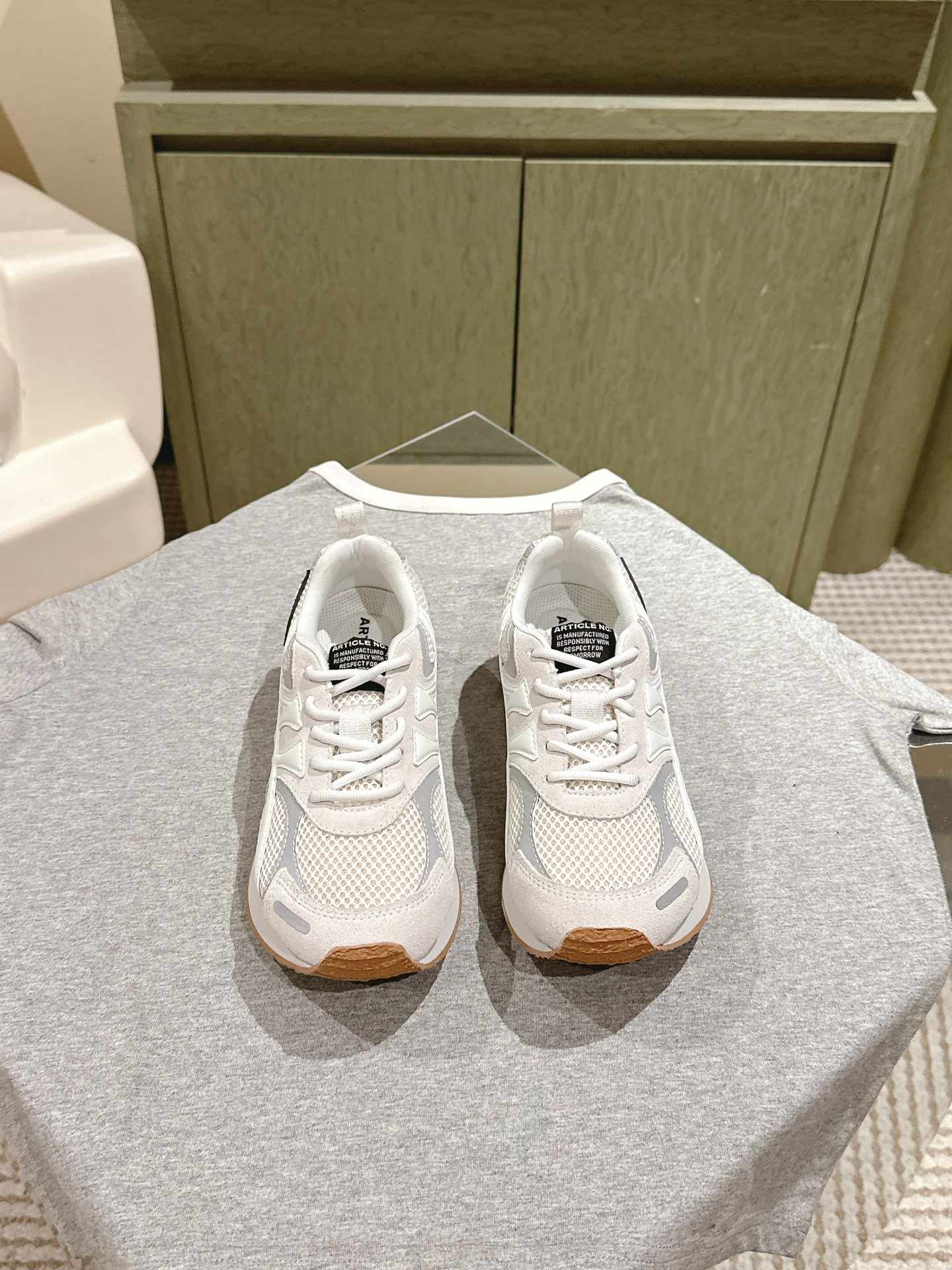 NO:255771,Niche brand | 5 ARTICLE **Retro jogging shoes, many celebrities are wearing... Comfortable and lighter on the feet, built-in soft and elastic insoles are easy**3.5 cm, and the cloud-like comfort is unprecedented, suitable for all commuting occasions. The simple and retro style takes into account details and innovation, and is more suitable for you who pursue quality and fashion. Define outstanding style and interpret free attitude. Many colors are so beautiful!  The official website of the hot global counter is out of stock. It is super retro and versatile and beautiful. It is also one of the best sports shoes for many celebrities to grow grass. Buy genuine products and develop them, with a two-color sole, and the craftsmanship is complicated!  Imported fabric cowhide/beef silhouette, inner lining original breathable net, outsole original outsole, size 35-40, casual shoes/sports shoes, christian louboutin, sneakers, cowhide19860909小众品牌| 5  ARTICLE **复古慢跑鞋,超多明星都在穿.....上脚舒适脚感更轻盈, 内置软弹鞋垫轻松**3.5厘米, 云朵般舒适感前所未有, 适用于各种通勤场合. 简约复古的造型兼顾了细节与创新 更加适合追求品质与时髦的你 定义出众型格演绎自由态度 超多配色太好看啦！ 火爆全球专柜官网断货 超级复古百搭好看 也是众多明星种草的最佳运动鞋之一.购入正品打版开发,双色大底,工艺复杂！ 面料进口牛皮/牛猄 内里原版透气网 大底原版大底 码数35-40,休闲鞋/运动鞋,christian louboutin,sneakers,cowhide,Women's Shoes