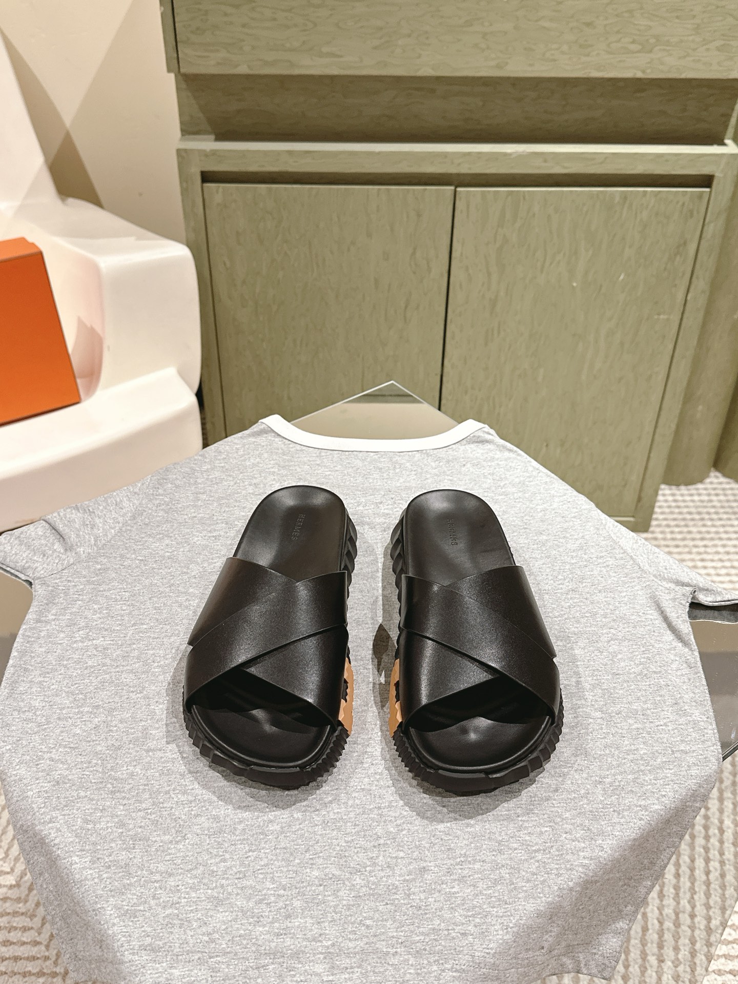 NO:255746,Men's style | 5 Hermes As a giant among luxury brands, the items produced by Hermes have always been popular!  It’s even more lovely as soon as it is launched!  Sandwich!  The channel is the final product assembled in China, and the quantity is not very large!  The overall design of the shoes is very unique. The simple shoe body is spliced ​​with two materials, and the side contrasting color logo embellishes, making the personalized and fashionable matching more international. This is the aura of a big brand!  The upper is suede goatskin, the inner part is black goatskin, and the outsole is rubber sole. Every detail is just right. The feet are super light and comfortable, and they are versatile and stylish, and they are super stylish!  Size 39-45 46 customized!  Full set of simultaneous gift boxes for counters!  ,slippers sandals,hermes,hermes,sandals,slippers,sheepskin,chamois leather19860909男款 | 5  Hermes 爱马仕作为奢侈品牌中的巨头,所出的单品一直备受大家欢迎！一上市更是让人爱不释手！凉拖！ 渠道是国内组装的尾货,数量不是很多！鞋子的整体设计非常独特,简洁的鞋身由两种材质拼接而成,侧边撞色logo点缀,将个性时尚搭配的更加国际化,这就是大牌的气场！ 鞋面是麂皮山羊皮,内里是黑色山羊皮,大底是橡胶鞋底,每一处细节都恰到好处,上脚超级轻盈舒适,而且百搭各种风格,超级有范！ 尺码39-45 46定做！ 全套专柜同步礼盒包装！,拖鞋凉鞋,hermes,hermes,sandals,slippers,sheepskin,chamois leather,Women's Shoes