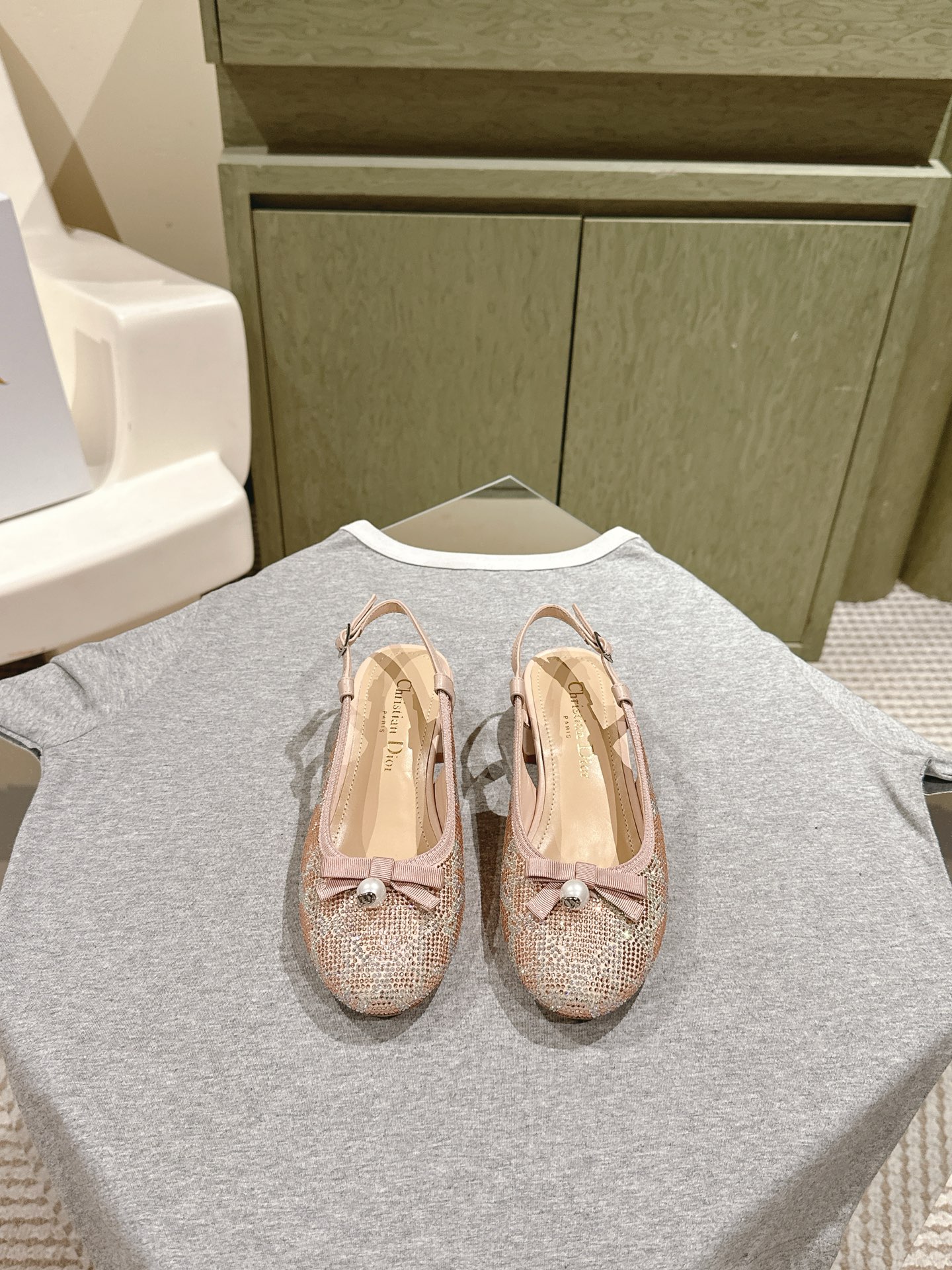 NO:470542,| 5 ' ' | The new four-season ironing sandals for counter early spring, top-notch new, original custom-made delicate sheepskin ironing process, breathable and soft, full sheepskin inner lining, original molded leather sole, shoe size: 35-41 40 41 customization, heel height 3.5cm, original counter full set of luxury packaging, sandals, sandals, sheepskin, Leather soles19860909| 5  ' ' | 专柜早春新款四季烫钻凉单鞋系列顶级上新 鞋面原版定制细腻羊皮烫钻工艺  内里透气柔软全羊皮内里 大底原版开模真皮大底 鞋码:35-41 40 41定制 跟高3.5cm 原版专柜全套豪华包装,凉鞋,sandals,sheepskin,Leather soles,Women's Shoes