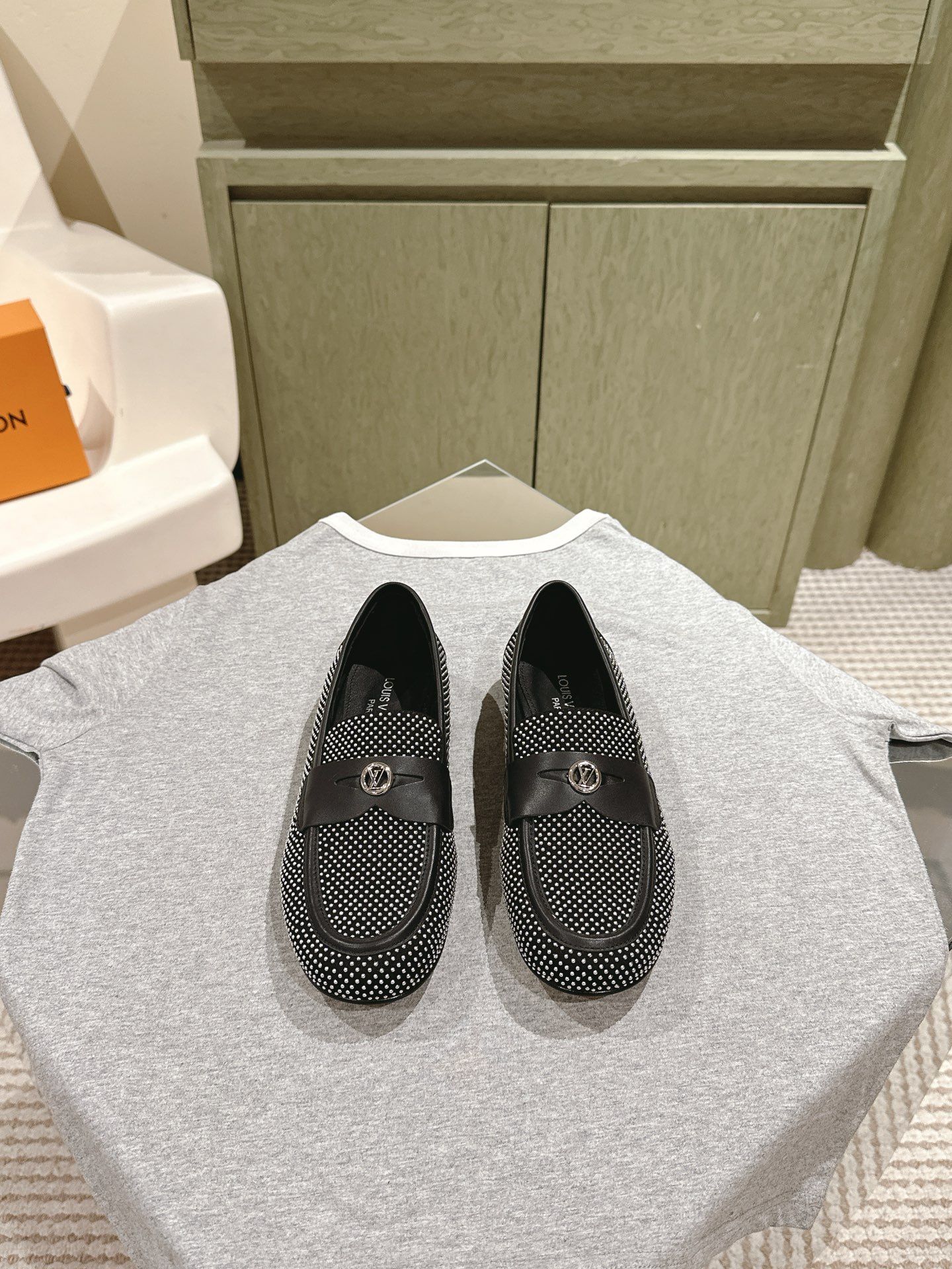 NO:470549,| 5 New arrival~LV spring and summer ballet shoes for Lujia early spring and summer, too outstanding!  Fashionable, sexy and comfortable, full of the full emotional value that beautiful summer shoes can give. The shoes are also very well-behaved and beautiful!  The upper is made of imported sections of hot pearls, sheepskin inner lining, natural cowhide sole size 35-41 40 41 Customized, and the full set of counters is packaged simultaneously!  , ballet shoes, louis vuitton, louis vuitton, louis vuitton, cowhide, sheepskin19860909| 5 驴家早春新品 new arrival～LV春夏芭蕾舞鞋,也太出彩了！时尚性感舒适,拉满了夏日美鞋能给的满分情绪价值.鞋的造型也很乖巧好看呀！ 鞋面选用进口段面烫珍珠,羊皮内里,本色牛皮底 size 35-41 40 41定制 全套专柜同步包装！,芭蕾舞鞋,louis vuitton,louis vuitton,louis vuitton,cowhide,sheepskin,Women's Shoes