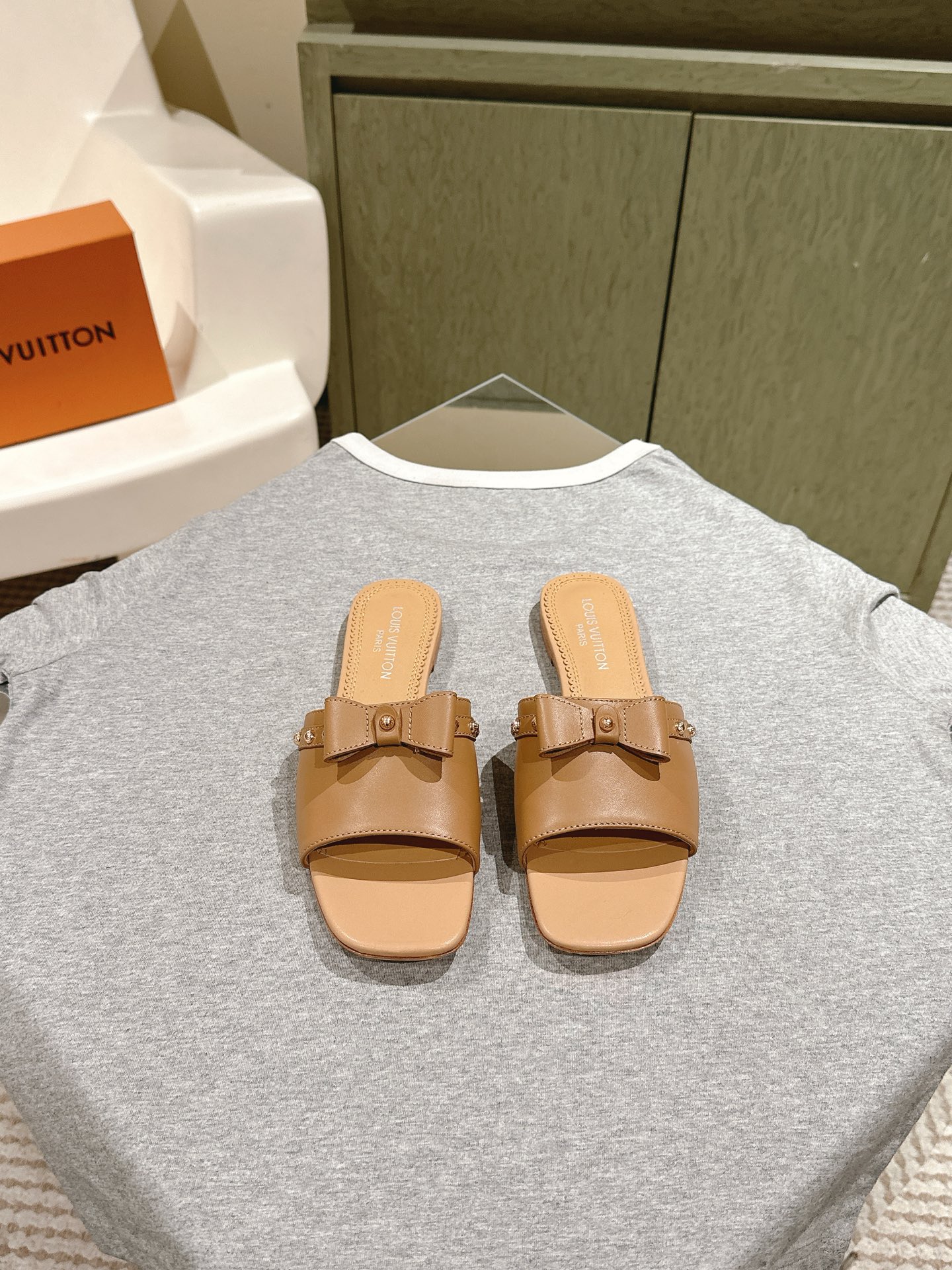 NO:470521,| 5 new arrival~LV spring and summer tannin cat heel slippers. The brown leather with tannin color is so outstanding!  The kitten heel is just right, sexy and comfortable, full of the full emotional value that beautiful summer shoes can give. The sandals are also very well-behaved and beautiful!  Sheepskin inner lining, natural cowhide sole size 35-41 full set of counter synchronous packaging, slippers, louis vuitton, louis vuitton, louis vuitton, sandals, slippers, cowhide, sheepskin19860909| 5 驴家新品 new arrival～LV春夏单宁猫跟拖鞋.单宁色搭配的棕色皮质,也太出彩了！ 刚刚好的小猫跟,性感舒适,拉满了夏日美鞋能给的满分情绪价值.凉鞋的造型也很乖巧好看呀！ 羊皮内里,本色牛皮底 size 35-41 全套专柜同步包装,拖鞋,louis vuitton,louis vuitton,louis vuitton,sandals,slippers,cowhide,sheepskin,Women's Shoes