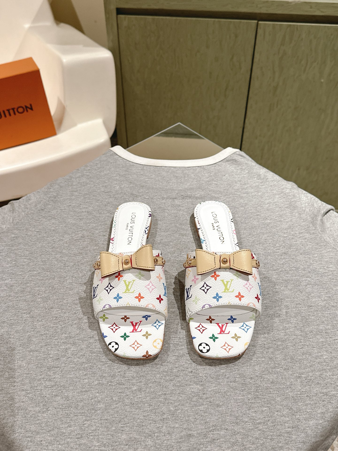 NO:470528,| 5 new arrival~LV spring and summer tannin cat heel slippers. The brown leather with tannin color is so outstanding!  The kitten heel is just right, sexy and comfortable, full of the full emotional value that beautiful summer shoes can give. The sandals are also very well-behaved and beautiful!  Sheepskin inner lining, natural cowhide base size 35-41 The complete set of counters is synchronized!  ,slippers,louis vuitton,louis vuitton,louis vuitton,sandals,slippers,cowhide,sheepskin19860909| 5 驴家新品 new arrival～LV春夏单宁猫跟拖鞋.单宁色搭配的棕色皮质,也太出彩了！ 刚刚好的小猫跟,性感舒适,拉满了夏日美鞋能给的满分情绪价值.凉鞋的造型也很乖巧好看呀！ 羊皮内里,本色牛皮底 size 35-41 全套专柜同步包装！,拖鞋,louis vuitton,louis vuitton,louis vuitton,sandals,slippers,cowhide,sheepskin,Women's Shoes