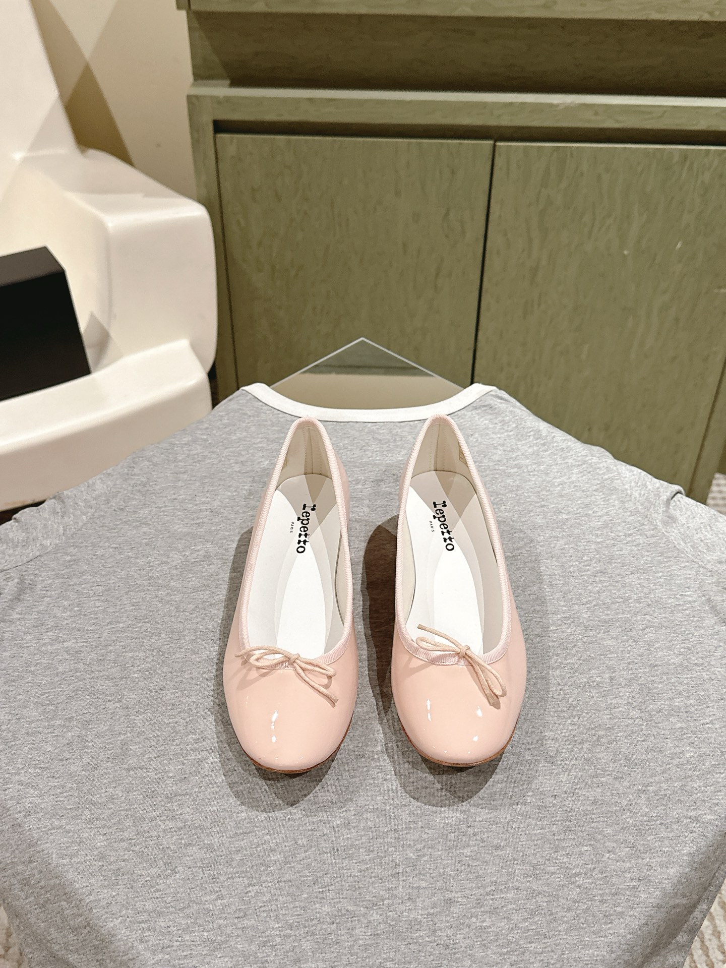 NO:470511,Marine serre x Repetto co-branded style Crescent print shallow mouth ballet shoes Single shoes The moon logo is printed inside the toe and insole!  It feels comfortable and slimming on your feet. It looks good with whatever you want!  Fairies, limited edition (limited quantity) original imported cowhide, inner foot pad sheepskin, original leather outsole, size 35-39 (40 custom made, no return or exchange), ballet shoes, cowhide, sheepskin, Leather soles19860909Marine serre x Repetto 联名款 月牙印花浅口 芭蕾舞鞋 单鞋 鞋头和鞋垫里面都印了月亮的标志！ 上脚脚感舒适显瘦 配啥啥好看哈！ 仙女们冲 限量款（数量有限） 鞋面原版进口牛皮 内里垫脚羊皮 鞋底原版真皮大底 码数35-39（40定制不退换）,芭蕾舞鞋,cowhide,sheepskin,Leather soles,Women's Shoes