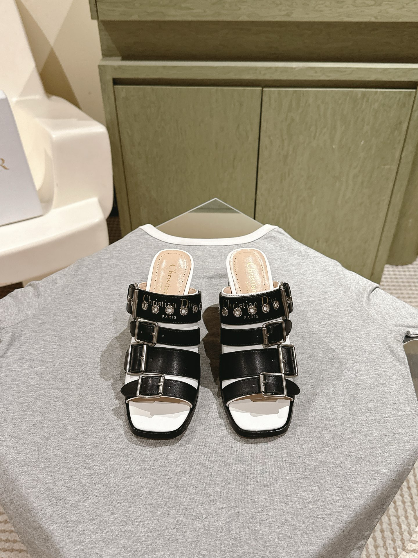 NO:470480,' ' | | 5 New early spring sandals, new colorful sandals in counter, top-notch new, original custom lambskin leather buckle, inner breathable and soft, full sheepskin inner, original open molded leather sole, shoe size: 35-42 404142 Customized, heel height 6.5cm, original counter full set of luxury packaging, slippers, sandals, slippers, sheepskin, Leather soles19860909' ' | | 5 早春新款凉拖鞋 专柜新款缤纷凉拖鞋全系列顶级上新 鞋面原版定制小羊皮皮扣 内里透气柔软全羊皮内里 大底原版开模真皮大底 鞋码:35-42 404142定制 跟高6.5cm 原版专柜全套豪华包装,拖鞋凉鞋,sandals,slippers,sheepskin,Leather soles,Women's Shoes