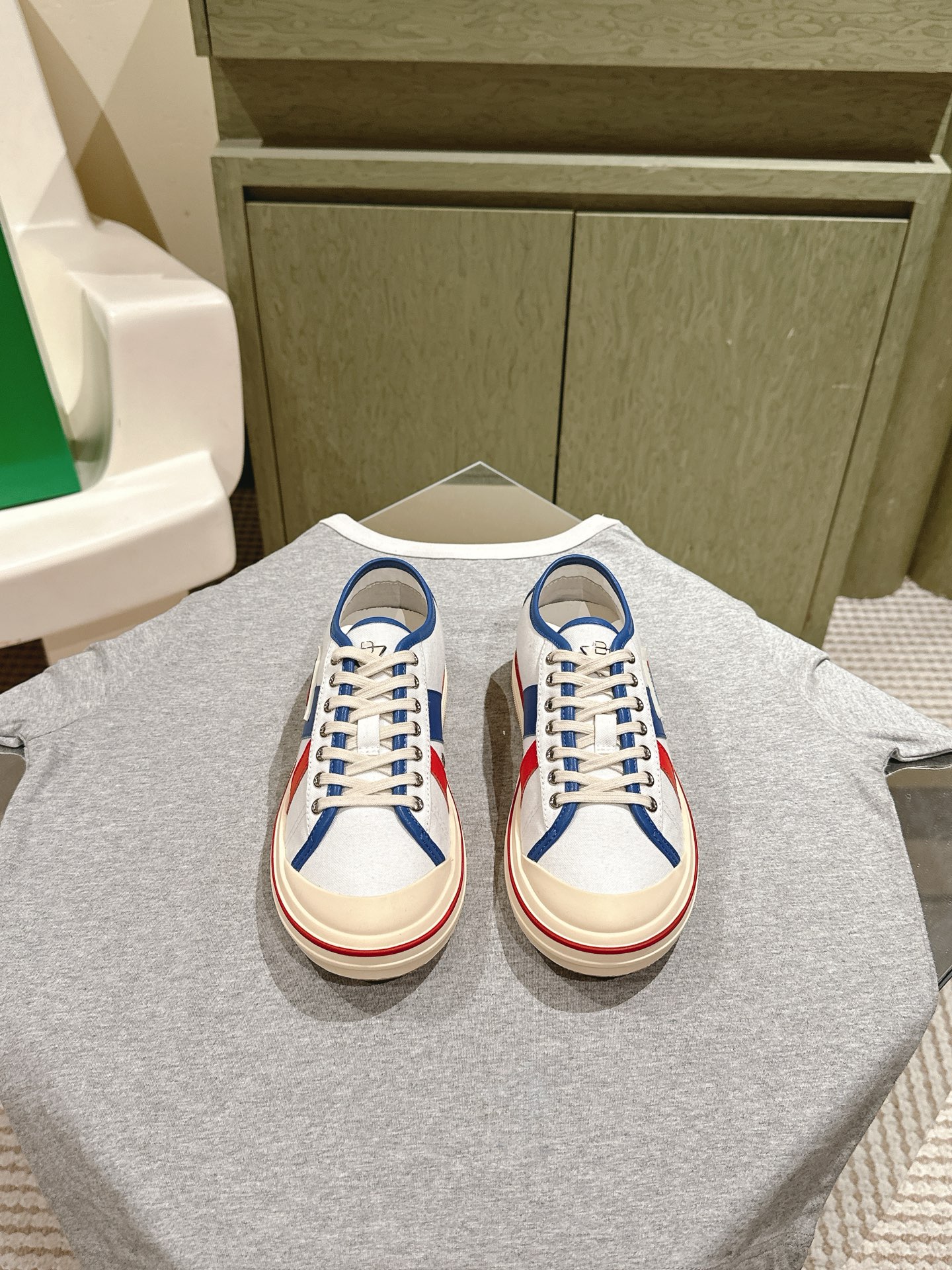 NO:470505,Uniform price of high and low tops Couple style BV Vulcan series casual cloth shoes TPU sole, thick sole design Current trend Exaggerated toe and upper form the contrasting beauty The canvas cotton upper brings comfort and breathability to the feet, and the enlarged lace holes add fun to the entire shoe. This is the brand new Vulcan Vulcan shoes, let it occupy your entire summer outfit quickly. Our factory uses TPU sole carefully made. Same version, same color, size 35-45 Couple style. Three-in-one original packaging, casual shoes/sports shoes, bottega veneta, sneakers19860909高低帮统一价 情侣款  BV Vulcan系列休闲布鞋 TPU大底,厚底设计 当下趋势  浮夸的鞋头和鞋面形成反差的美感 帆布棉的鞋面给脚部带来舒适及透气性,放大的鞋带孔给整个鞋子增添趣味性,这就是全新的Vulcan火神鞋,快快让它占领你夏天的整个穿搭吧本厂采用TPU大底 用心制作而成 同版 同色 码数35-45 情侣款 配置三合一原版包装,休闲鞋/运动鞋,bottega veneta,sneakers,Women's Shoes