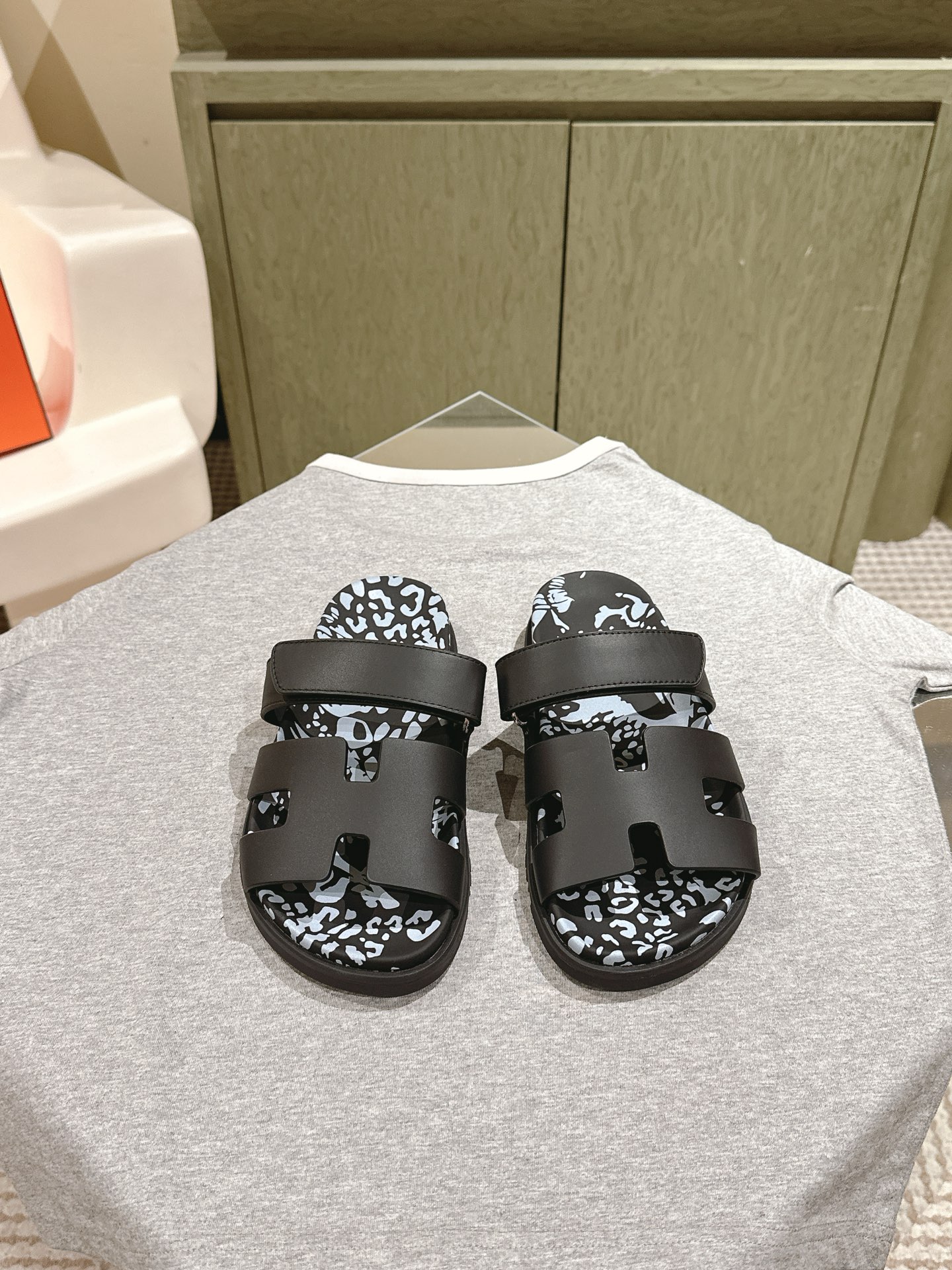 NO:470419,| 5 Hermes oran series H slippers top-level new solid wood high-end version. The must-have H-drag is available every year. This year, it has a new style of big bottom and new colors. It is so beautiful that it is indescribable that it is a classic must-have. All kinds of styles are used to live in it!  30 colors available ★★★★★★ Imported customized goatskin and goatskin footbed original one-to-one open mold solid wood sole, welcome to compare the original Size35-40 original full set of counter packaging, slippers, hermes, slippers, sheepskin, sheep19860909| 5   爱马仕 oran系列H拖鞋顶级上新实木高定版本 每年必备的H拖今年出来新款大底新色,美到无法言喻绝好的穿着舒适感可是经典必备,各种风格搭配都Hold的住！30个色系可选 ★★★★★ 材质进口定制全山羊皮和羊京面羊皮垫脚原版一比一开模实木大底,欢迎对比原版 Size35-40 原版全套专柜包装,拖鞋,hermes,slippers,sheepskin,sheep,Women's Shoes