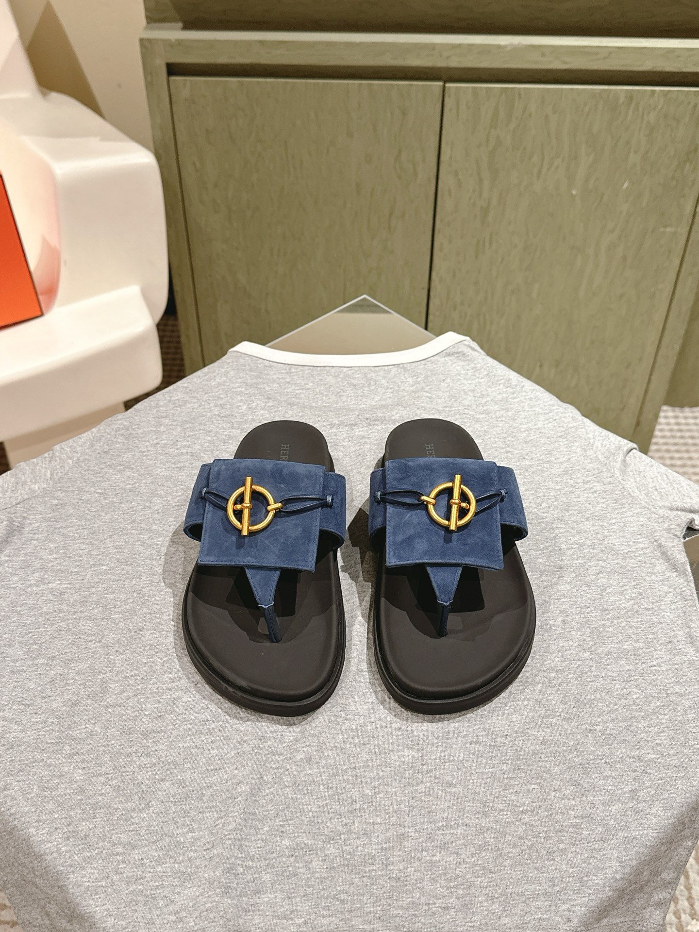 NO:470151,| 5 Hermes oran series H slippers top-level new solid wood high-end version. The must-have H-drag is available every year. This year, it has a new style of big bottom and new colors. It is so beautiful that it is indescribable that it is a classic must-have. All kinds of styles are used to live in it!  30 colors available ★★★★★★ Imported customized goatskin and goatskin footbed original one-to-one open mold solid wood sole, welcome to compare the original Size35-40 original full set of counter packaging, sandals, hermes, sandals, slippers, sheepskin, sheep19860909| 5   爱马仕 oran系列H拖鞋顶级上新实木高定版本 每年必备的H拖今年出来新款大底新色,美到无法言喻绝好的穿着舒适感可是经典必备,各种风格搭配都Hold的住！30个色系可选 ★★★★★ 材质进口定制全山羊皮和羊京面羊皮垫脚原版一比一开模实木大底,欢迎对比原版 Size35-40 原版全套专柜包装,凉鞋,hermes,sandals,slippers,sheepskin,sheep,Women's Shoes
