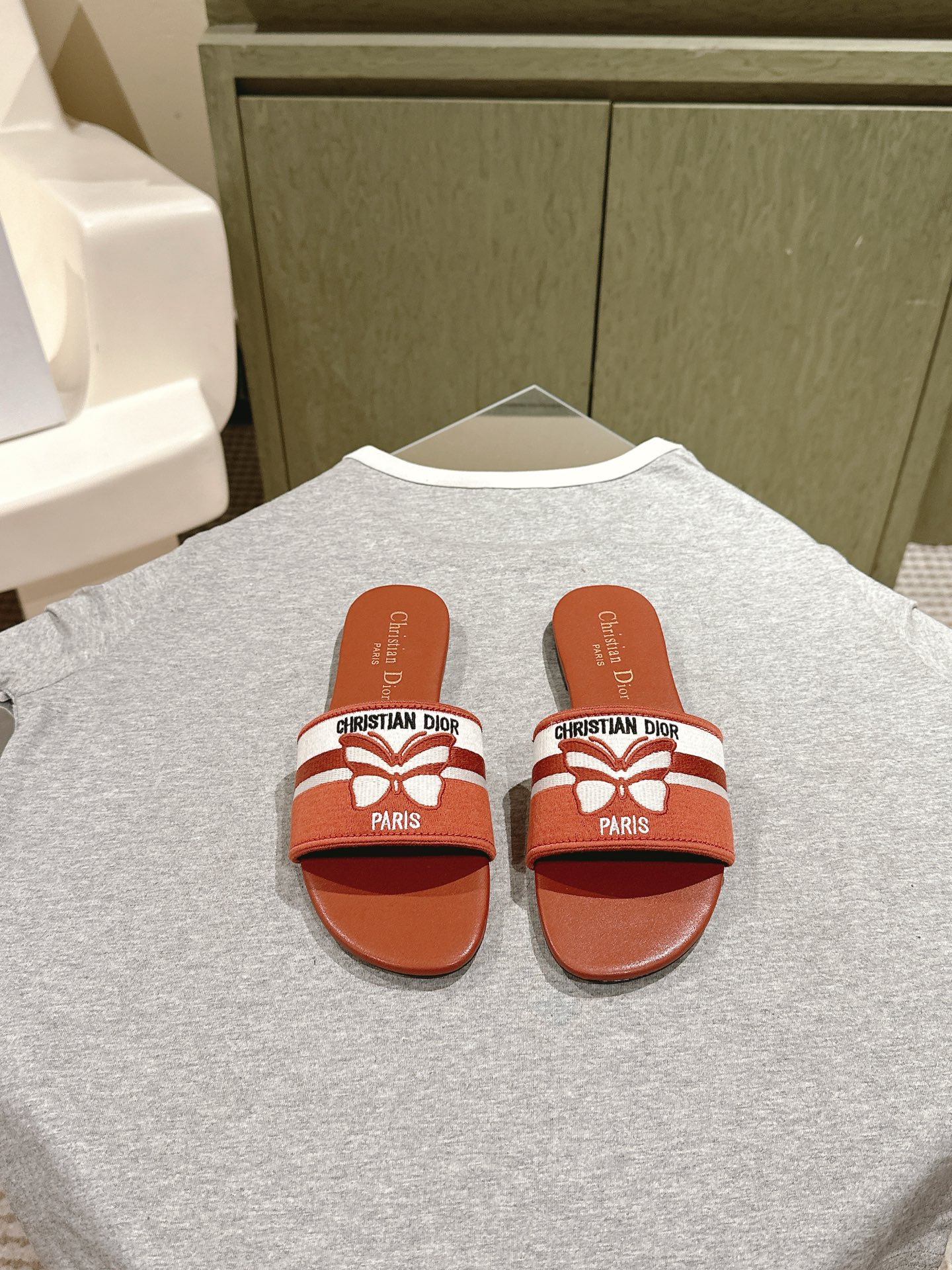 NO:470501,1o counter synchronizes the latest color matching summer capsule series three-dimensional embroidered vacation letters upgraded version!  A beautiful new series, developed by the original ban, and the new diamond cabinet color series is available. We believe that our foot pads are all made of original ban custom-made ban cowhide, breathable and soft!  Differentiate market currency!  Material shoe face plate, color, material raw ban high-precision three-dimensional embroidery craft upper foot pad comfortable and breathable top-grade tire cowhide original sole Size: 35~39 (4041 custom made without return or exchange) Full set of counter synchronous gift box packaging!  ,slippers,slippers,cowhide198609091ｏ 专柜同步最新配色夏季胶囊系列立体刺绣度假字母拖升级版！ 美爆的全新系列,暴走利器原ban开发,钻柜新色全系发售 认准我们垫脚全部采用原ban定制胎牛皮,透气、柔软！区别市场通货！ 材质鞋面对版、对色、对料原ban高精密度立体刺绣工艺鞋面垫脚舒适透气顶级胎牛皮原版大底 Size:35～39（4041定做不退换） 全套专柜同步礼盒包装！,拖鞋,slippers,cowhide,Women's Shoes