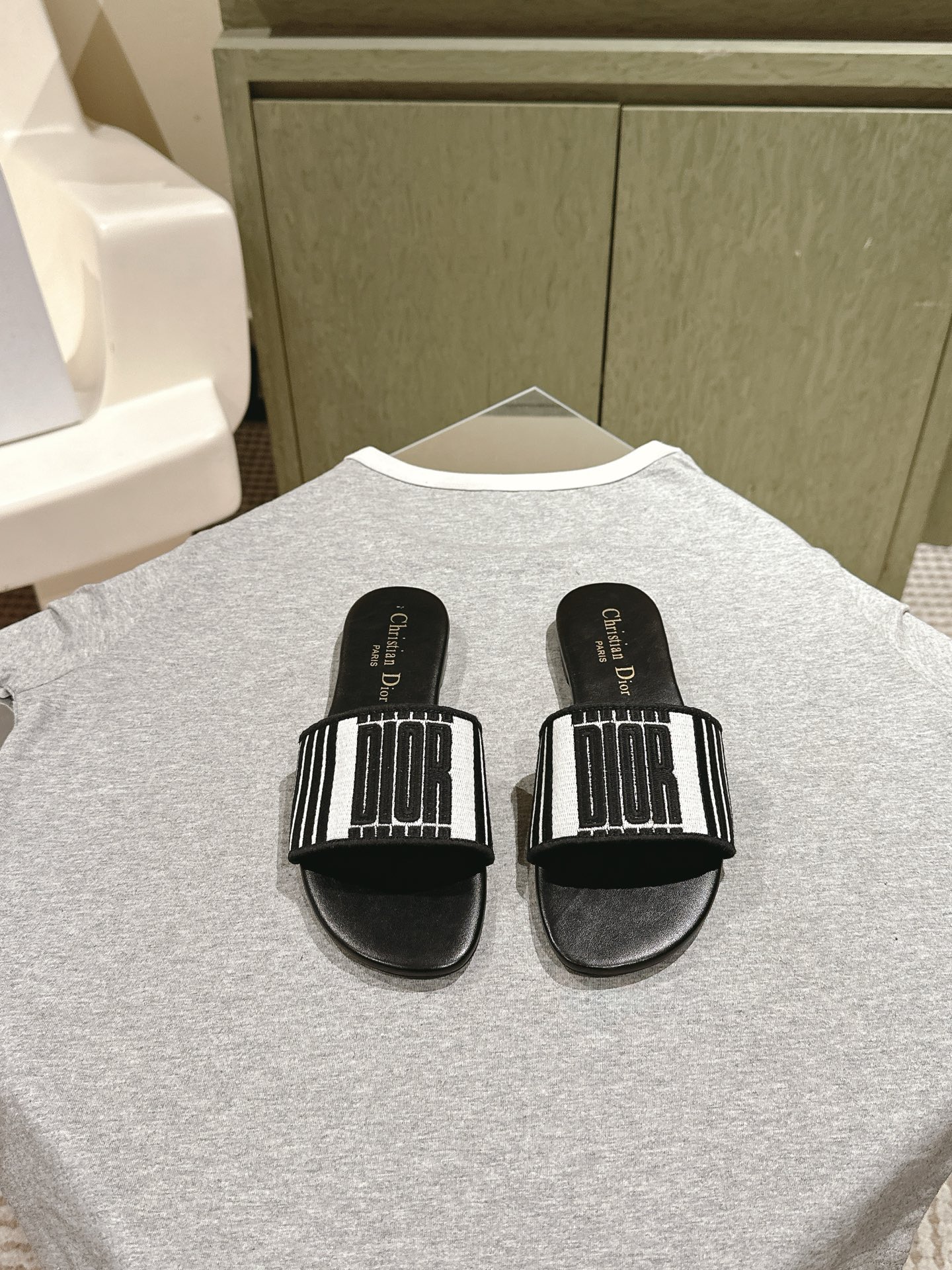 NO:470431,1o counter synchronizes the latest color matching summer capsule series three-dimensional embroidered vacation letters upgraded version!  A beautiful new series, developed by the original ban, and the new diamond cabinet color series is available. We believe that our foot pads are all made of original ban custom-made ban cowhide, breathable and soft!  Differentiate market currency!  Material shoe face plate, color, material raw ban high-precision three-dimensional embroidery craft upper foot pad comfortable and breathable top-grade tire cowhide original outsole, Size: 35~39 (4041 custom made without return or exchange) Full set of counter synchronous gift box packaging!  ,slippers,slippers,cowhide198609091ｏ 专柜同步最新配色夏季胶囊系列立体刺绣度假字母拖升级版！ 美爆的全新系列,暴走利器原ban开发,钻柜新色全系发售 认准我们垫脚全部采用原ban定制胎牛皮,透气、柔软！区别市场通货！ 材质鞋面对版、对色、对料原ban高精密度立体刺绣工艺鞋面垫脚舒适透气顶级胎牛皮原版大底 , Size:35～39（4041定做不退换） 全套专柜同步礼盒包装！,拖鞋,slippers,cowhide,Women's Shoes