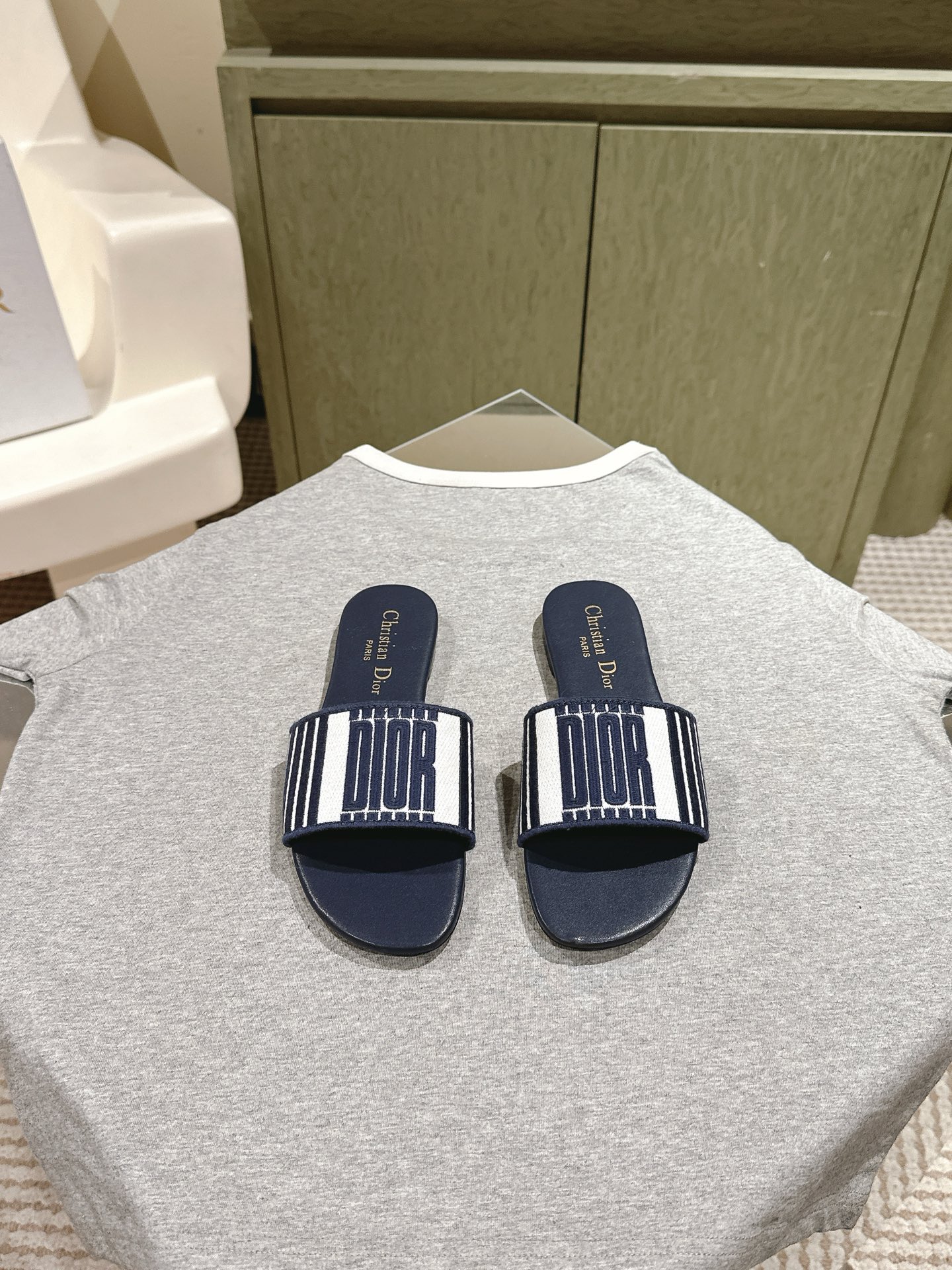 NO:470441,1o counter synchronizes the latest color matching summer capsule series three-dimensional embroidered vacation letters upgraded version!  A beautiful new series, developed by the original ban, and the new diamond cabinet color series is available. We believe that our foot pads are all made of original ban custom-made ban cowhide, breathable and soft!  Differentiate market currency!  Material shoe face plate, color, material raw ban high-precision three-dimensional embroidery craft upper foot pad comfortable and breathable top-grade tire cowhide original sole Size: 35~39 (4041 custom made without return or exchange) Full set of counter synchronous gift box packaging!  ,slippers,slippers,cowhide198609091ｏ 专柜同步最新配色夏季胶囊系列立体刺绣度假字母拖升级版！ 美爆的全新系列,暴走利器原ban开发,钻柜新色全系发售 认准我们垫脚全部采用原ban定制胎牛皮,透气、柔软！区别市场通货！ 材质鞋面对版、对色、对料原ban高精密度立体刺绣工艺鞋面垫脚舒适透气顶级胎牛皮原版大底 Size:35～39（4041定做不退换） 全套专柜同步礼盒包装！,拖鞋,slippers,cowhide,Women's Shoes