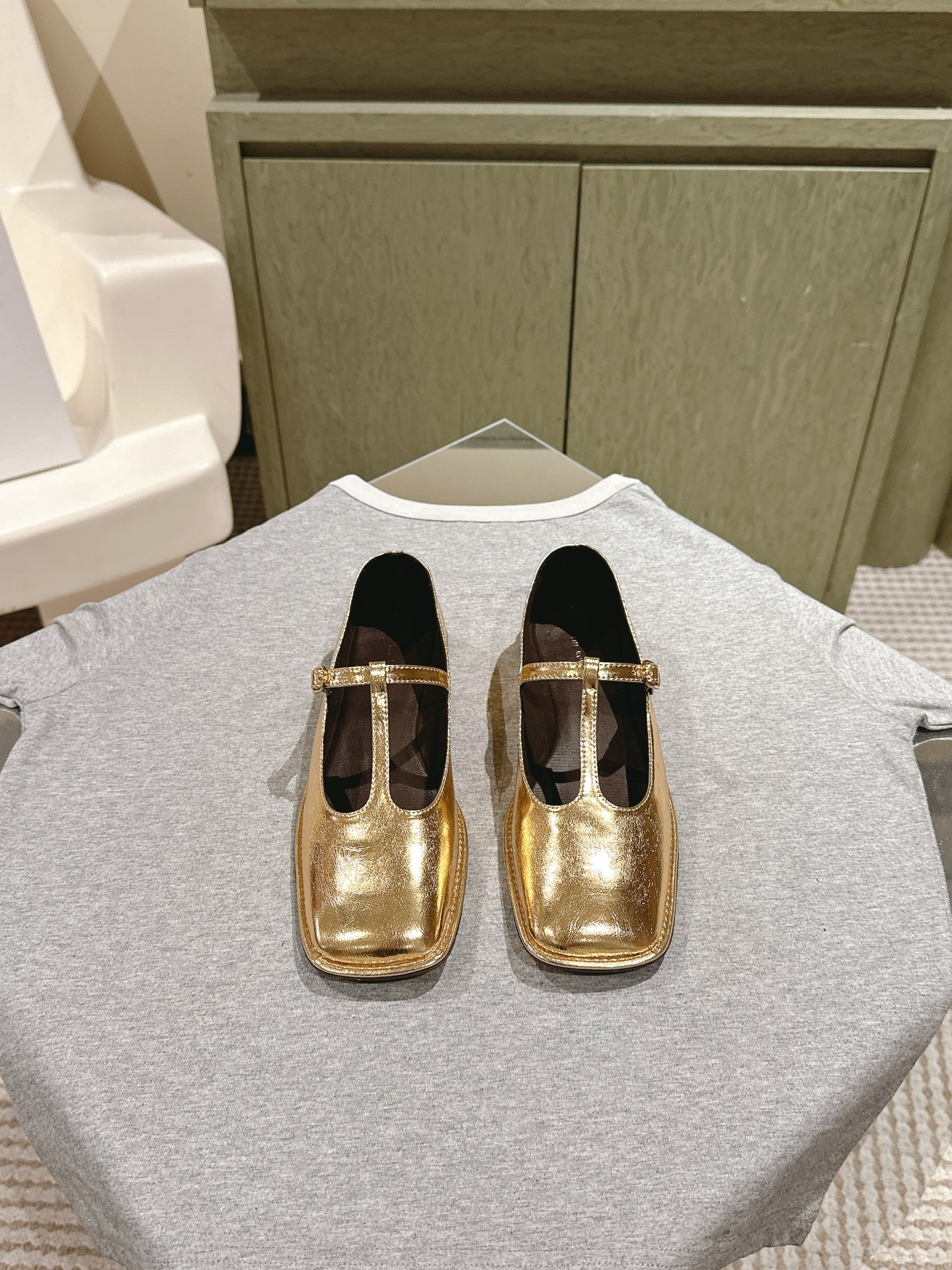 NO:470495,| 5 The row's new spring and summer square head series!  You can always believe that the row is synonymous with minimalism and retro. As simple as ever, it has a sense of design, simple and smooth lines, and full of details. Customized fabrics, lambskin lining, original bottom!  Size 35-39 (40# customized, no return or exchange), ballet shoes, sheepskin19860909| 5  The row 新款春夏方头系列！你可以永远相信the row ,极简、复古是他们的代名词一如既往的简单,有设计感,线条简洁流畅,细节满满1:1订制面料,羊皮内里,原版大底！尺码35-39（40#订做不退换）,芭蕾舞鞋,sheepskin,Women's Shoes