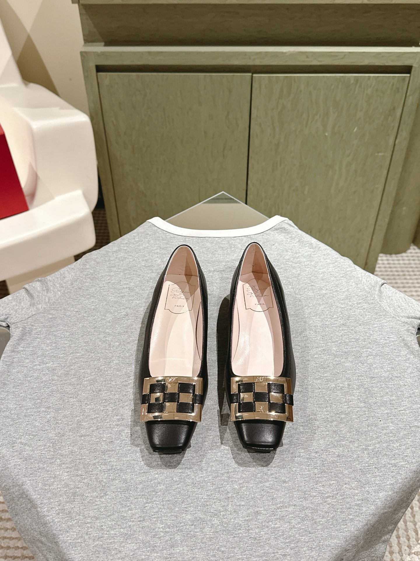 NO:470474,| 5 Counter Jewel heel series new styles and new square buckle single shoes are available!  ★★★★★ A high-end style, the new square diamond buckle is luxurious and exquisite, full of high-end feeling, and the commuter style is well-equipped. The upper imported cowhide inner lining: sheepskin inner lining + footbed sheepskin, outsole Italian leather soles Shoe size: 35-41 (40 41 custom-made without return) Heel height: 4.5cm Delivery luxury latest counter synchronous packaging, single shoes, cowhide, sheepskin, Leather soles19860909| 5  专柜Jewel heel系列新款新方扣单鞋上新 ！ ★★★★★ 气质高级的一款,新款方钻扣上脚奢华精致,高级感满满,通勤风名媛风都妥 鞋面进口牛皮 内里: 羊皮内里+垫脚羊皮 大底意大利真皮大底 鞋码: 35-41（40 41定制不退换） 跟高: 4.5cm  配送豪华最新专柜同步包装,单鞋,cowhide,sheepskin,Leather soles,Women's Shoes