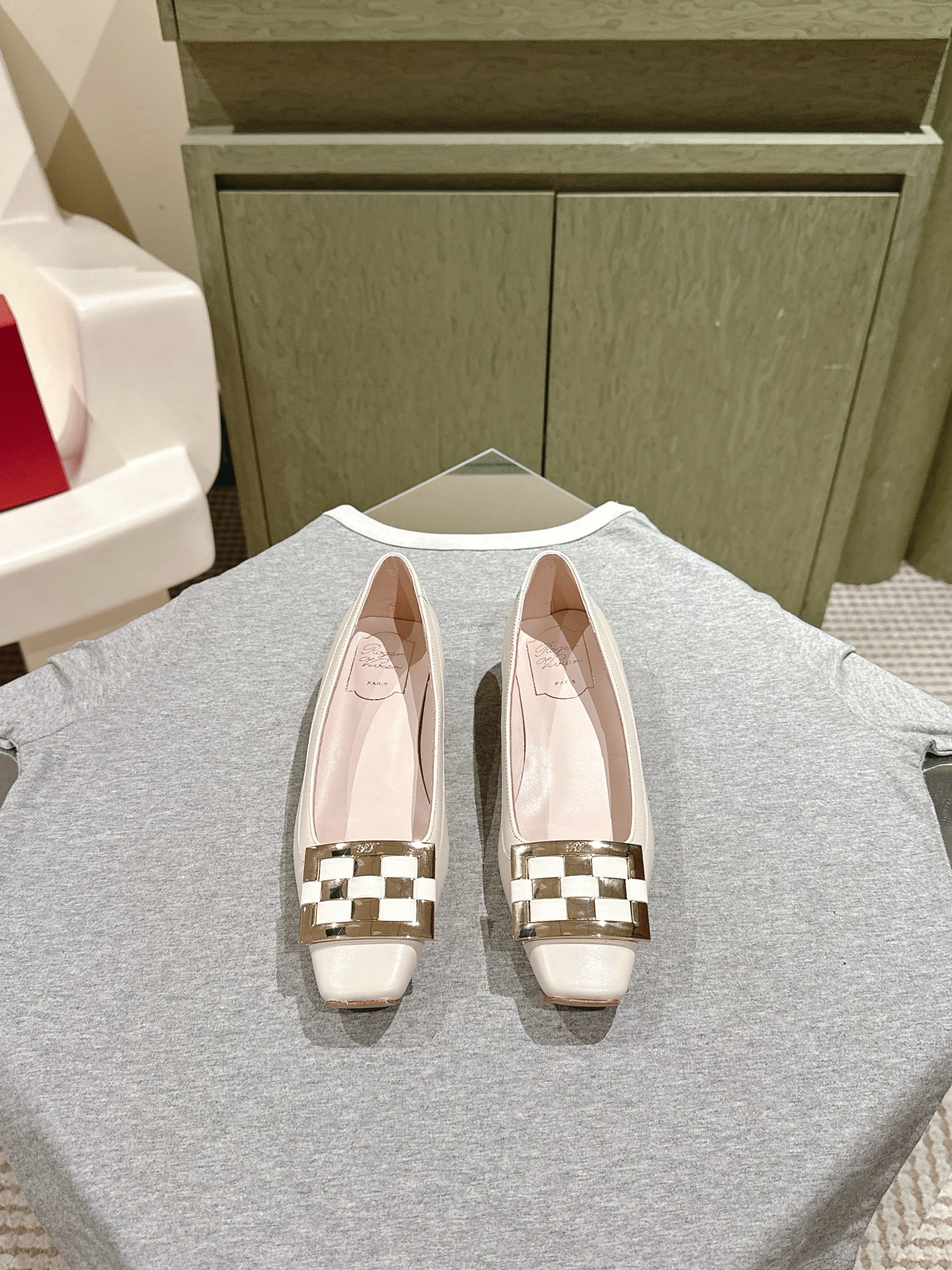 NO:470482,| 5 Counter Jewel heel series new styles and new square buckle single shoes are available!  ★★★★★ A high-end style, the new square diamond buckle is luxurious and exquisite, full of high-end feeling, and the commuter style is well-equipped. The upper imported cowhide inner lining: sheepskin inner lining + footbed sheepskin, outsole Italian leather soles Shoe size: 35-41 (40 41 custom-made without return) Heel height: 4.5cm Delivery luxury latest counter synchronization bag, single shoes, cowhide, sheepskin, Leather soles19860909| 5  专柜Jewel heel系列新款新方扣单鞋上新 ！ ★★★★★ 气质高级的一款,新款方钻扣上脚奢华精致,高级感满满,通勤风名媛风都妥 鞋面进口牛皮 内里: 羊皮内里+垫脚羊皮 大底意大利真皮大底 鞋码: 35-41（40 41定制不退换） 跟高: 4.5cm  配送豪华最新专柜同步包,单鞋,cowhide,sheepskin,Leather soles,Women's Shoes