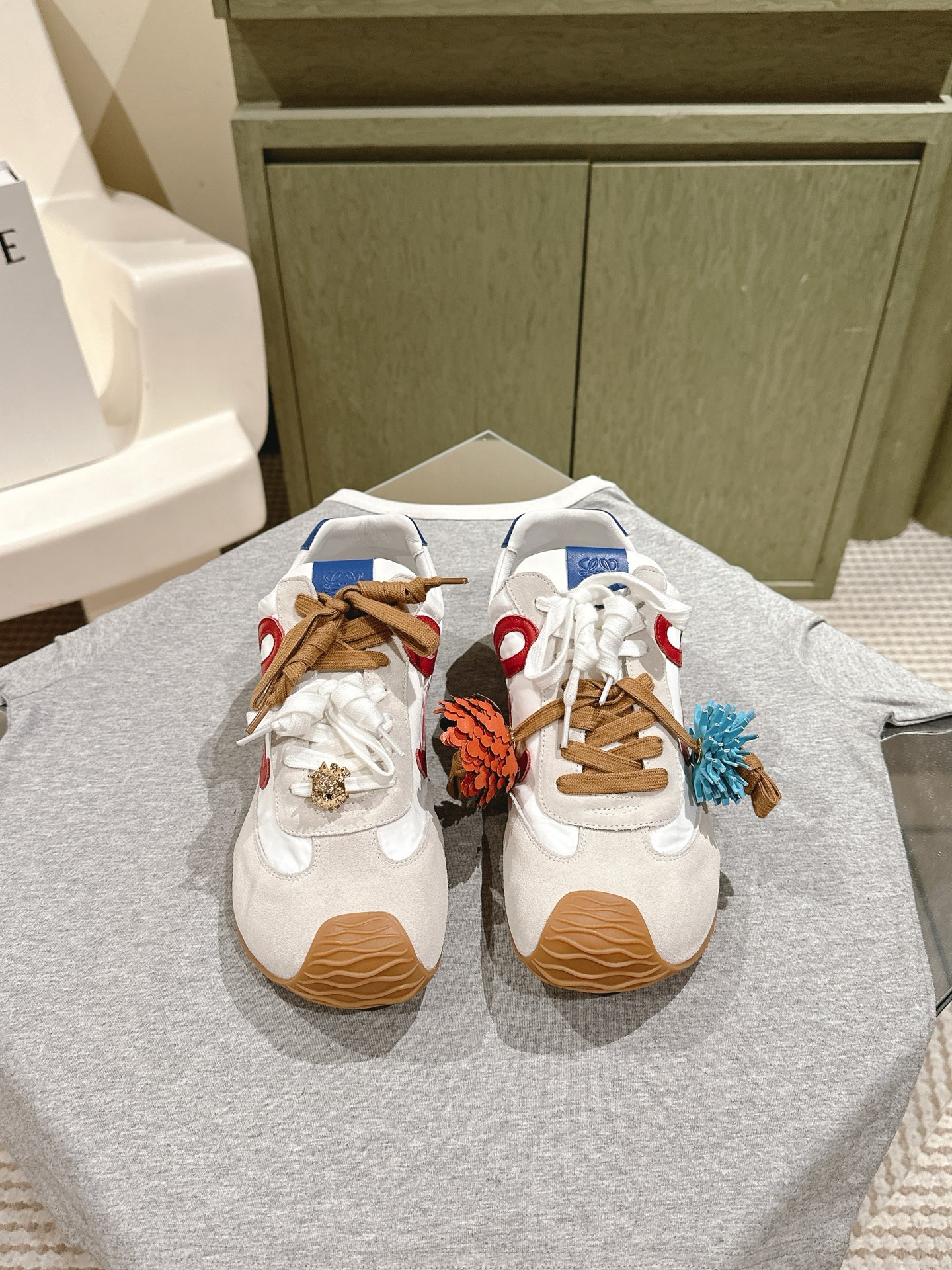 NO:470470,Couple model Men's 10 | 5 Counter Synchronization 2.0 Upgraded version Loewe~~The latest color matching of the Loewe couple model series, Forrest Gump shoes, Desport shoes, sneakers, Xiaohongshu good things sharing; it's so beautiful, so comfortable and versatile... The shoes are very light, so you can go shopping and have zero pressure, and it's OK to wear skirts and pants!  Mixed and matched spliced ​​fabric (frosted cowhide/velvet fabric), breathable gauze inner lining, cowhide foot pads, two-color combination anti-slip large bottom, original steel-printed logo logo, 35-40, women, 39-45 men, full set of counter packaging gift boxes packaging!  , casual shoes/sports shoes, loewe, loewe, sneakers, skirts, cowhide19860909情侣款 男10 | 5 专柜同步2.0升级版 Loewe~~罗意威情侣款系列最新配色,阿甘鞋、德训鞋、运动鞋 小红书好物分享；实在是太美太好穿太舒服太百搭啦……鞋子很轻便,逛街暴走零压力,配裙子裤子都OK！混搭拼接面料(磨砂牛皮/丝绒布料),透气纱网内里,牛皮垫脚,双色组合防滑大底,原版钢印Logo徽标 码数35—40女39-45男 全套专柜包装礼盒包装！,休闲鞋/运动鞋,loewe,loewe,sneakers,skirts,cowhide,Women's Shoes