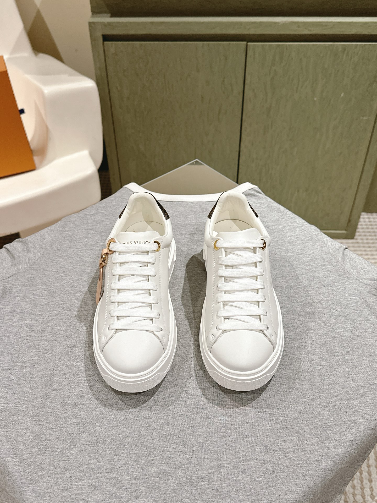 NO:470462,| 5 * Series Age-reducing versatile canvas high-top & low-top sneakers!  This LV Squad sneaker shows summer freshness with Monogram denim. The thickened elevated rubber outsole is lightweight, and the LV Circle rubber patch with pair of shoelaces, lacquered eyelets and tongue is rich in details. Monogram denim double shoelaces thickened elevated rubber outsole The tongue is decorated with LV Circle rubber logo. Specific silk cowhide high-density canvas. Silk cowhide integrated molding process EVA footbed. Original 5 sets of molds, hand-made IP combination TPU outsole. Size35-41M. Full set of counter synchronization gift box packaging!  , casual shoes / sneakers , louis vuitton , sneakers , cowhide19860909| 5  * 系列 减龄百搭帆布高帮&低帮运动鞋！ 本款LV Squad 运动鞋以 Monogram 牛仔布展露夏日清新.加厚凸纹橡胶外底不失轻盈,双鞋带、漆光孔眼和鞋舌的 LV Circle 橡胶贴饰丰富细节. Monogram 牛仔布 双鞋带 加厚凸纹橡胶外底 鞋舌饰有 LV Circle 橡胶标识 特定丝绸牛皮高密度帆布 丝绸牛皮一体成型工艺EVA垫脚 原版5套模具手工IP组合TPU大底 Size35-41M 全套专柜同步礼盒包装！,休闲鞋/运动鞋,louis vuitton,sneakers,cowhide,Women's Shoes