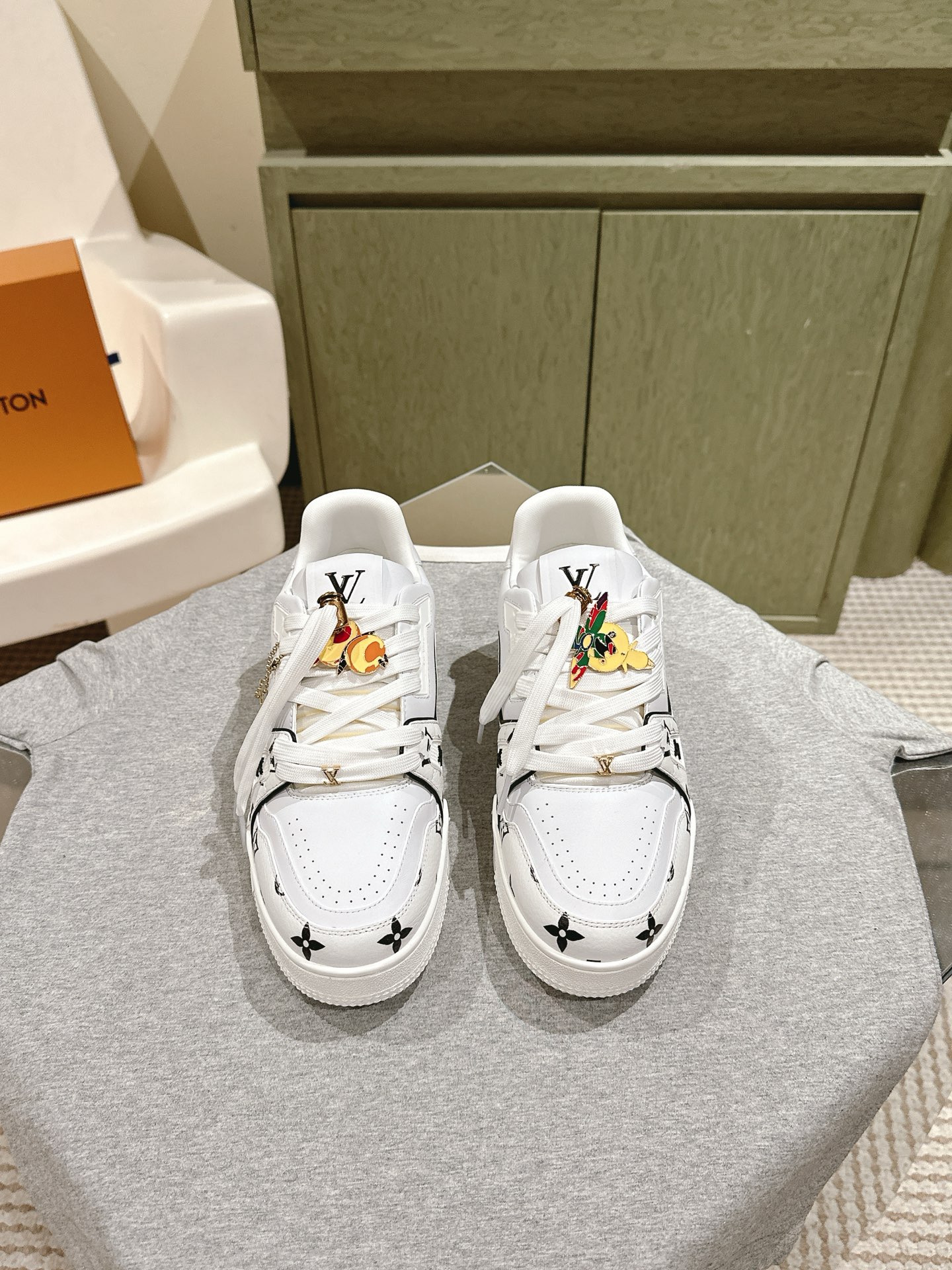 NO:470486,A must-have for couples!   LV purchasing grade new colors are available in stock!  Classic Donkey Family full series!  LVTrainer PVC sneakers, every style and color matching is great!  Trainer's feet feel really good, full of surprises and silver updates, and Xiaohongshu Internet celebrity couples are starting to show!  The fabric is made of the same material as the original, and the original version compares each detail one by one!  Various leather TPU cloths, super complex splicing, TPU original bottom, purchasing level, not ordinary material!  The number of codes for women 35-40, male 38-45, the delivery counter is synchronized with full packaging!  , casual shoes / sneakers, louis vuitton, louis vuitton, louis vuitton, louis vuitton, sneakers19860909扣子 情侣款必备！  LV代购级新色现货供应！经典驴家全系列！LVTrainer PVC 运动鞋, 每个款式配色都很赞！Trainer的脚感真的非常不错,惊喜满满银色不断更新,小红书网红情侣纷纷开秀！ 面料选用原版完全一样材质做工细节,原版一比一对比每个细节！各种皮面TPU 布 超复杂拼接 TPU原版大底,代购级别,不是普通材质哦！ 码数女35-40 男38-45 配送专柜同步全套包装！,休闲鞋/运动鞋,louis vuitton,louis vuitton,louis vuitton,sneakers,Women's Shoes