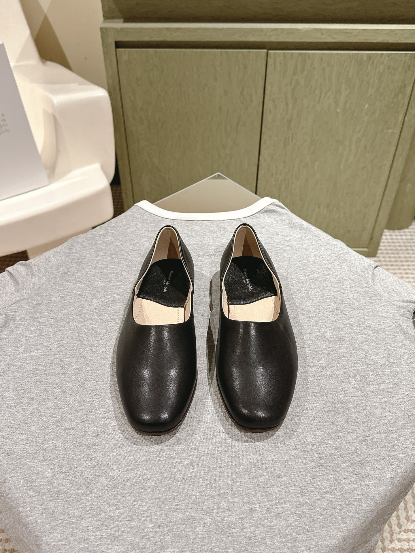 NO:470466,| 5 Majira counter synchronizes the latest ballet shoes!  Mm6 Maison Margiela's experimental nature starts from the functionalist deconstruction aesthetic, unexpected playful and avant-garde interpretation, and variable simple style tailoring, presenting an extremely creative fashion experimental shape. The oblique square head design, elastic webbing material is comfortable and delicate, appropriately revealing the instep, neat upper design, modern and fashionable, and can also become one of the most practical items for daily wardrobe wear! The outsole uses high-quality original bottom, size number for women 35-40, and the full set of counters is synchronized!  ,single shoes,masion margiela,masion margiela19860909| 5  马吉拉专柜同步最新芭蕾舞鞋！ Mm6 Maison Margiela的实验性从功能主义的解构美学出发,意想不到的玩味和前卫演绎,多变的简约风格剪裁,呈现创意无比的时装实验造型. 斜方头设计 弹力织带材质舒服细腻 恰当的展露脚背,利落的鞋面设计,摩登时髦的同时也可以成为日常衣橱非常实穿的单品之一! 大底选用高定原版底 码数女35-40 全套专柜同步包装！,单鞋,masion margiela,masion margiela,Women's Shoes