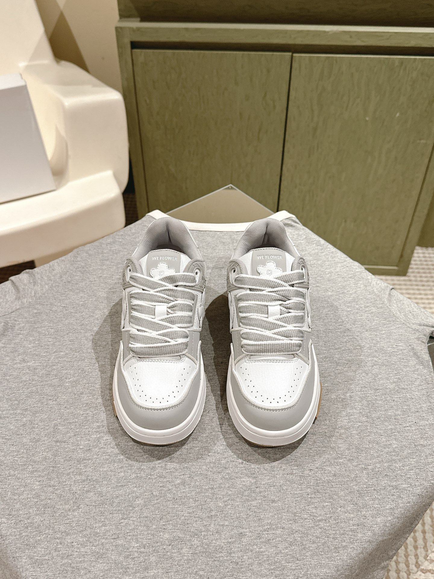 NO:470406,Couple model WEFLOWER trendy brand niche brand | 5 ARTICLE **Retro jogging shoes, many celebrities are wearing... Comfortable and lighter on the feet, built-in soft and elastic insoles are easy**3.5 cm, and the cloud-like comfort is unprecedented, suitable for all commuting occasions. The simple and retro style takes into account details and innovation, and is more suitable for you who pursue quality and fashion. Define outstanding style and interpret free attitude. Many colors are so beautiful!  The official website of the hot global counter is out of stock. It is super retro and versatile and beautiful. It is also one of the best sports shoes for many celebrities to grow grass. Buy genuine products and develop them, with a two-color sole, and the craftsmanship is complicated!  Imported fabric cowhide/beef zipper, inner lining original breathable net, large bottom original large bottom, 35-44, full set of counter synchronous gift boxes!  , casual shoes/sports shoes, sneakers, cowhide19860909情侣款 WEFLOWER潮牌小众品牌| 5  ARTICLE **复古慢跑鞋,超多明星都在穿.....上脚舒适脚感更轻盈, 内置软弹鞋垫轻松**3.5厘米, 云朵般舒适感前所未有, 适用于各种通勤场合. 简约复古的造型兼顾了细节与创新 更加适合追求品质与时髦的你 定义出众型格演绎自由态度 超多配色太好看啦！ 火爆全球专柜官网断货 超级复古百搭好看 也是众多明星种草的最佳运动鞋之一.购入正品打版开发,双色大底,工艺复杂！ 面料进口牛皮/牛猄 内里原版透气网 大底原版大底 码数35-44 全套专柜同步礼盒装！,休闲鞋/运动鞋,sneakers,cowhide,Women's Shoes