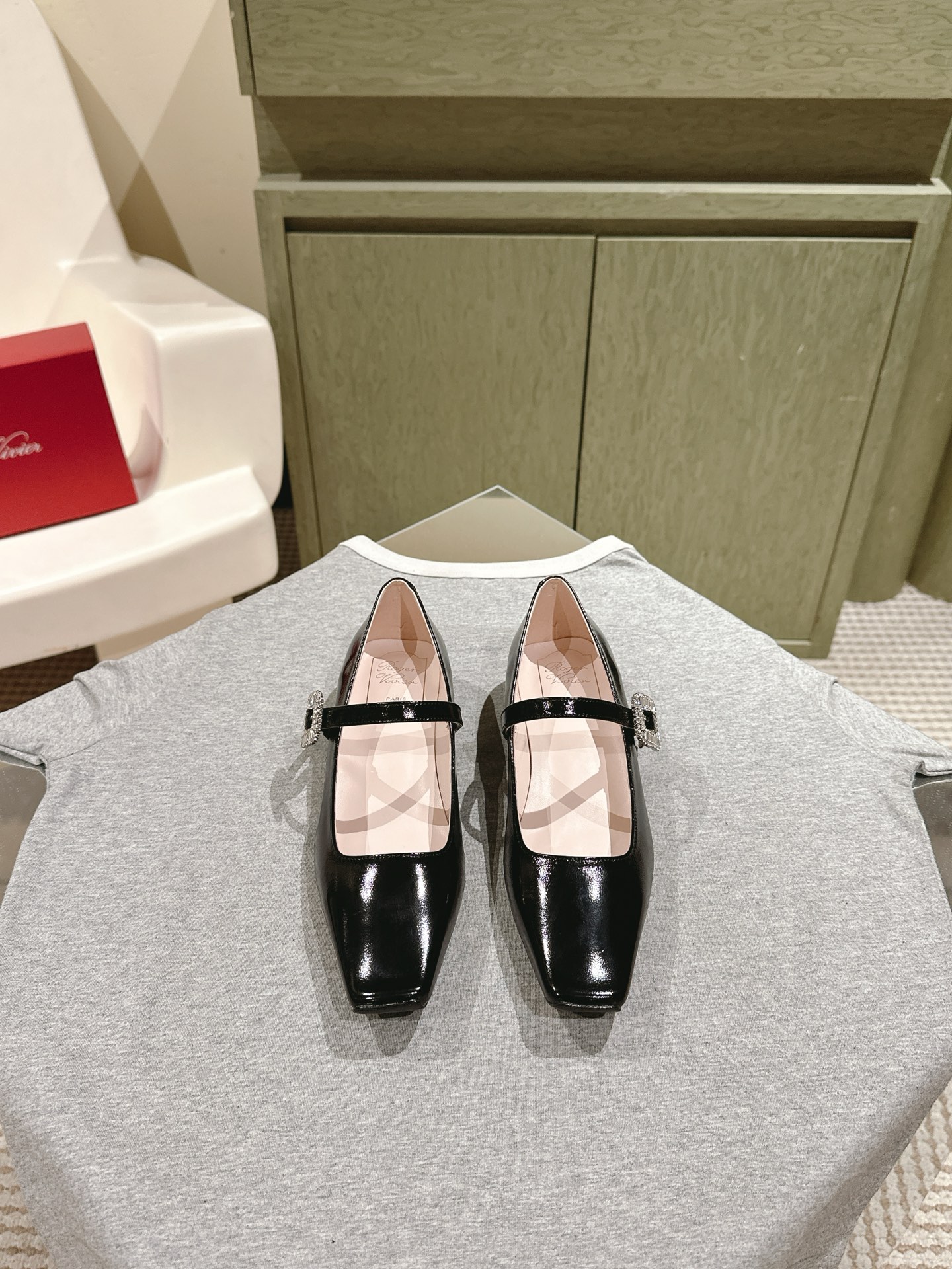 NO:470437,| 5 Counter Jewel heel series new styles and new square buckle single shoes are available!  ★★★★★ A high-end style, the new square diamond buckle is luxurious and exquisite, full of high-end feeling, and the commuter style is well-equipped. The upper imported cowhide inner lining: sheepskin inner lining + footbed sheepskin, outsole Italian leather soles Shoe size: 35-41 (40 41 custom-made without return) Heel height: 2.5cm Delivery luxury latest counter synchronization bag, single shoes, cowhide, sheepskin, Leather soles19860909| 5  专柜Jewel heel系列新款新方扣单鞋上新 ！ ★★★★★ 气质高级的一款,新款方钻扣上脚奢华精致,高级感满满,通勤风名媛风都妥 鞋面进口牛皮 内里: 羊皮内里+垫脚羊皮 大底意大利真皮大底 鞋码: 35-41（40 41定制不退换） 跟高: 2.5cm 配送豪华最新专柜同步包,单鞋,cowhide,sheepskin,Leather soles,Women's Shoes