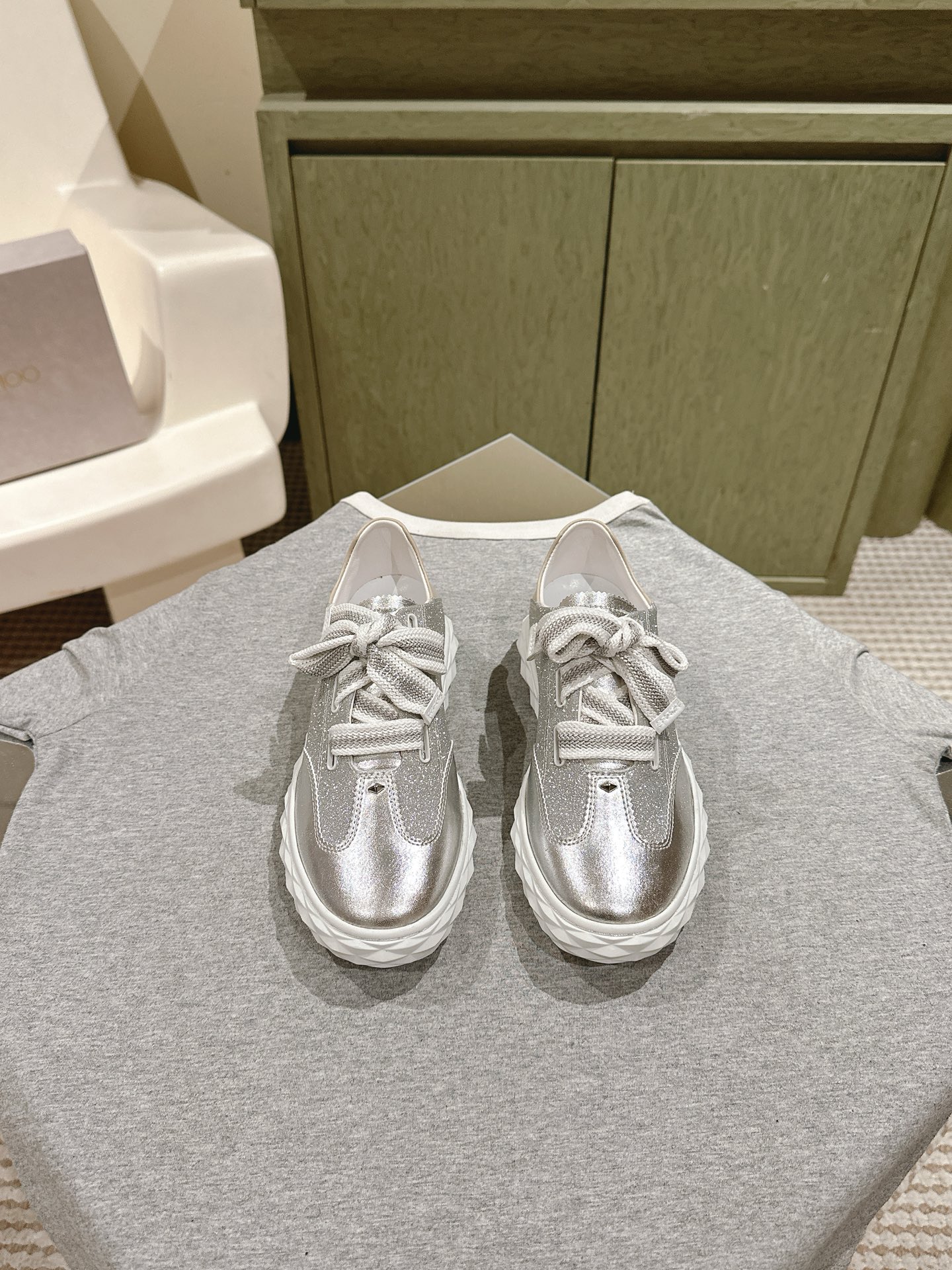 NO:255772,| 5 Jimmy Choo* latest casual shoes, counter main series!  Purchase level!  The fabric uses original consistent cowhide leopard print elements, and the pearl embroidery and diamond craftsmanship with JC elements, and a series of jujubesian combinations!  Super comfortable to wear!  Top-notch sheepskin inside!  The bottom is the original TPU bottom with 35-41 codes, standard size, and a full set of counters are packaged simultaneously!  , casual shoes/sports shoes, jimmy choo, sneakers, cowhide, sheepskin19860909| 5 Jimmy Choo*最新休闲鞋,专柜主打系列！代购级别！面料选用原版一致牛皮豹纹元素,搭配jc元素的珍珠刺绣襄钻工艺,绝绝子的系列组合！上脚超级舒适！内里顶级羊皮！ 大底是原版开模TPU大底 码数35-41码,标准尺码 全套专柜同步包装！,休闲鞋/运动鞋,jimmy choo,sneakers,cowhide,sheepskin,Women's Shoes