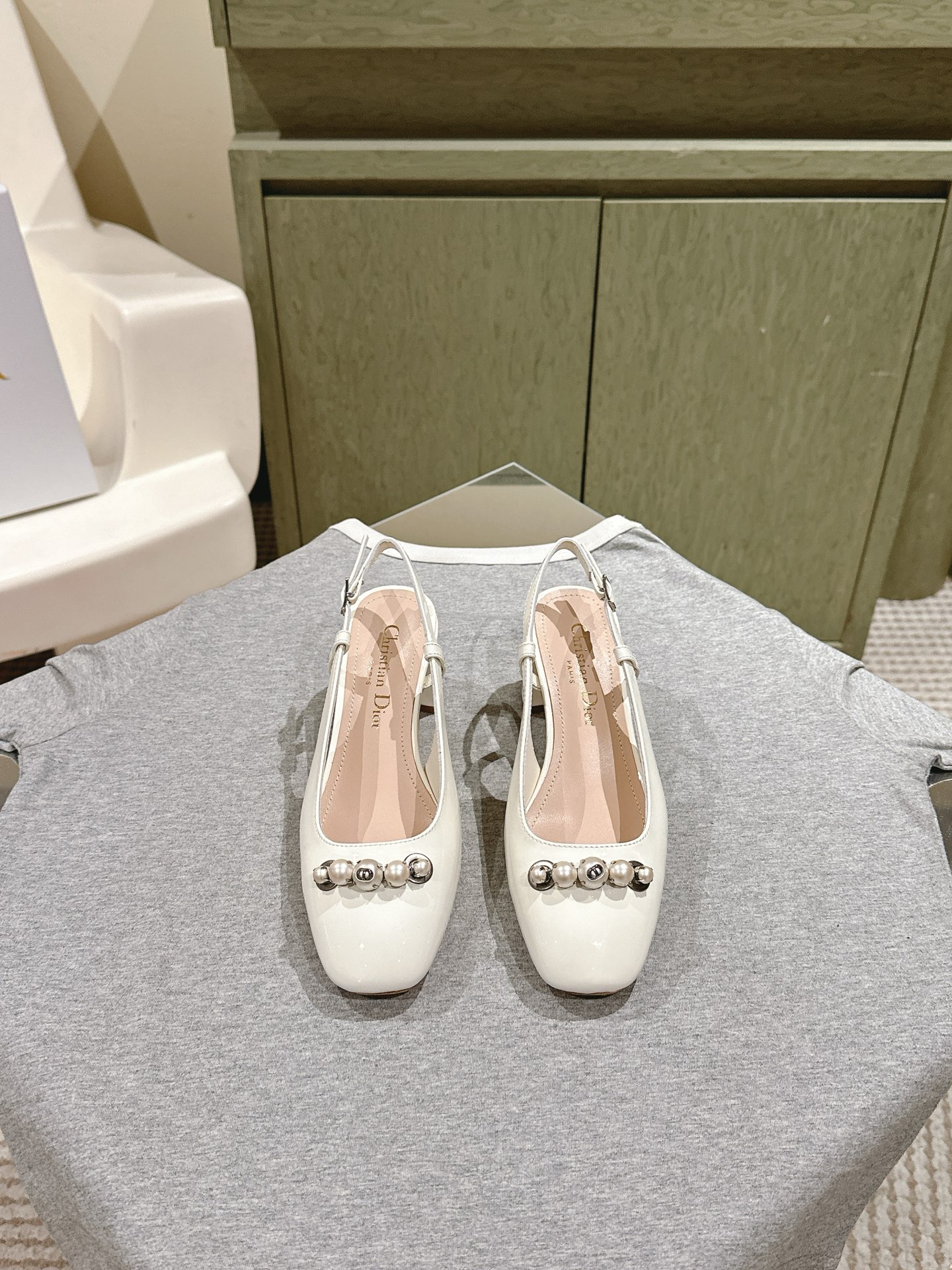 NO:470428,| 5 Dior Mary Jane's new product is new, fashionable and elegant, decorated with white resin beads and CD logo. The pointed toe design complements the 5 cm thick heel, which can add elegant temperament to the various shapes of this season, perfectly restore the material, and compare it casually~ The inner goatskin is durable and textured. Customized resin pearls with convenient and easy to put on and take off. The small and exquisite leather sole is decorated with Christian Dior's lucky star symbol, original packaging, purchasing grade production, and safe details. Upper cow patent leather pearl buckle inner lambskin heel height 5.5 size 35-39 (40/41/customized), sandals, dior, sandals, mary jane, sheepskin19860909| 5  Dior玛丽珍新品上新 时尚优雅,饰以白色树脂珠饰和 CD 标志.尖头设计与5公分粗跟相得益彰,可为本季的各式造型增添高雅气质材质完美还原,随意对比哦～内里小山羊皮,耐穿有质感.开模定制树脂珍珠,穿脱方便优雅又质感,小小的特别精致皮革鞋底饰以 Christian Dior 的幸运星符号,原版包装配套,代购级出品,细节安心 鞋面牛漆皮珍珠扣 内里小羊皮 跟高5.5 码数35-39（40/41/可定做）,凉鞋,dior,sandals,mary jane,sheepskin,Women's Shoes