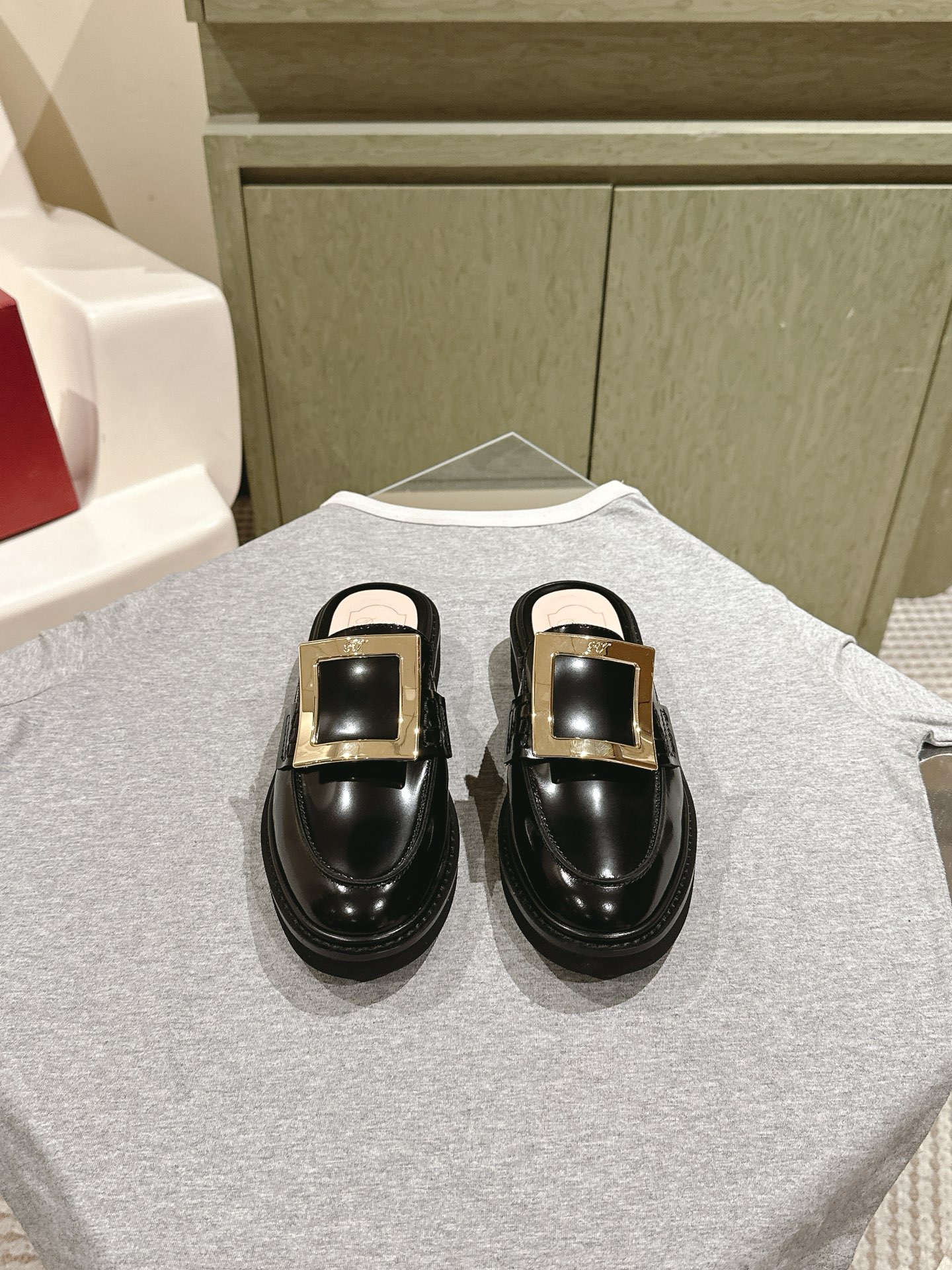 NO:470117,2025 counter main feature, brilliant diamond copper buckle loafer slipper series, original imported patent leather foetal cowhide and cowhide matte surface!  Customized hardware square buckles, diamond buckles are available!   Inside, specific water-dyed top layer sheepskin, foot pad full grain water-dyed sheepskin, original imported Italian printed leather sole Shoe size: 35-39 (4041 custom made without return or exchange), semi-drag, loafers, slippers, cowhide, sheepskin, Leather soles198609092025 专柜主打 璀璨钻铜扣乐福拖鞋系列 鞋面原版进口漆皮胎牛皮面和牛皮哑光面！定制五金方扣,钻扣可选！  内里内里特定水染头层羊皮,垫脚全粒面水染羊皮 大底原版进口意大利印刷真皮大底 鞋码:35-39（4041定做不退换）,半拖,loafers,slippers,cowhide,sheepskin,Leather soles,Women's Shoes