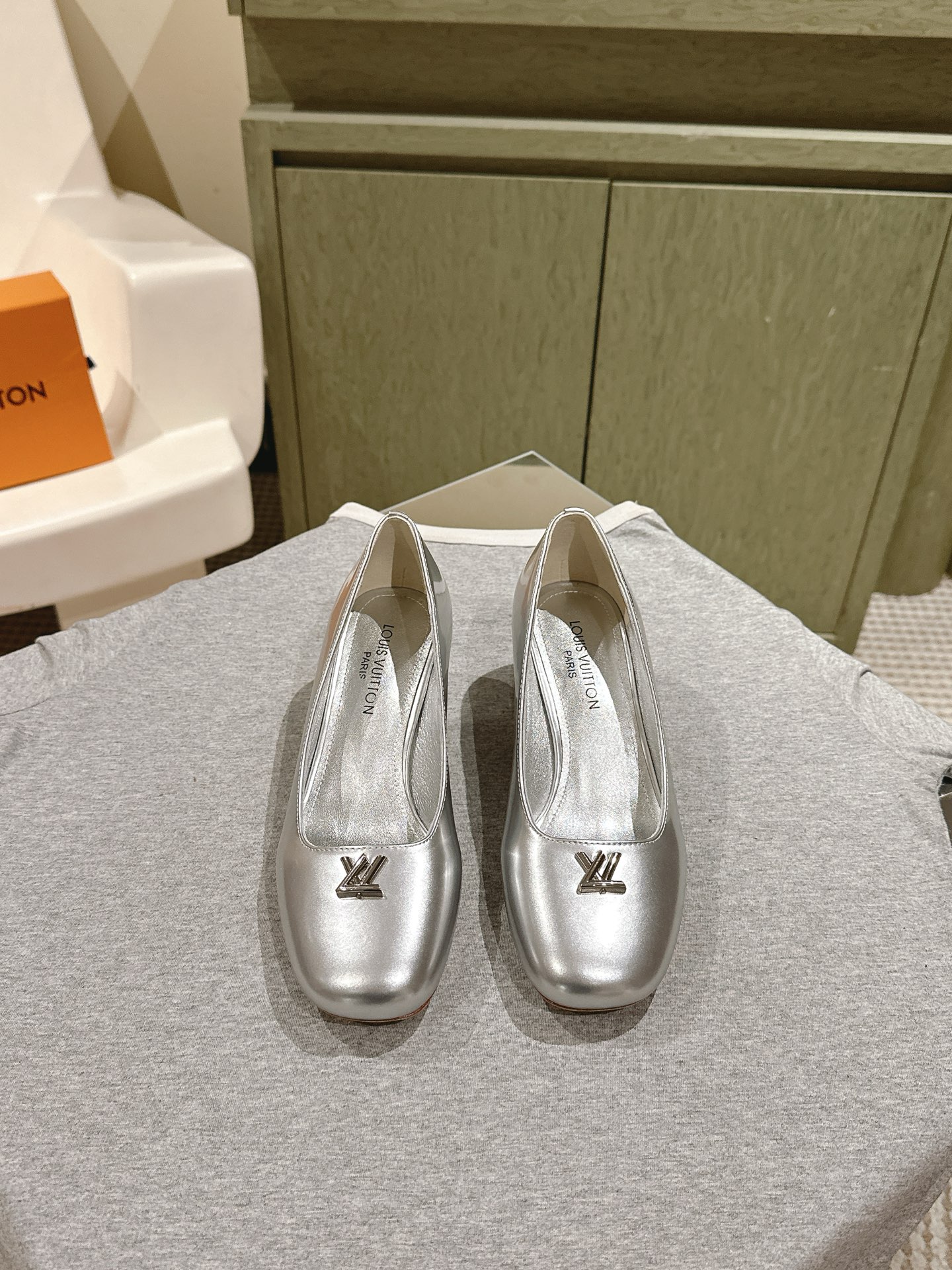 NO:470386,| 5 New arrival of the Lujia early spring new arrival~LV spring and summer Mary Jade shoes, too outstanding!  Fashionable, sexy and comfortable, full of the full emotional value that beautiful summer shoes can give. The shoes are also very well-behaved and beautiful!  The upper is made of imported beef patent leather, sheepskin inner lining, and genuine leather sole!  size 35-41 40 41 Customized Height 5.5/flat sole Full set of counter synchronous packaging, single shoes, louis vuitton, louis vuitton, louis vuitton, mary jane, sheepskin, Leather soles19860909| 5 驴家早春新品 new arrival～LV春夏玛丽珍鞋,也太出彩了！时尚性感舒适,拉满了夏日美鞋能给的满分情绪价值.鞋的造型也很乖巧好看呀！ 鞋面选用进口牛漆皮,羊皮内里,真皮大底！ size 35-41 40 41定制 高度5.5/平底 全套专柜同步包装,单鞋,louis vuitton,louis vuitton,louis vuitton,mary jane,sheepskin,Leather soles,Women's Shoes